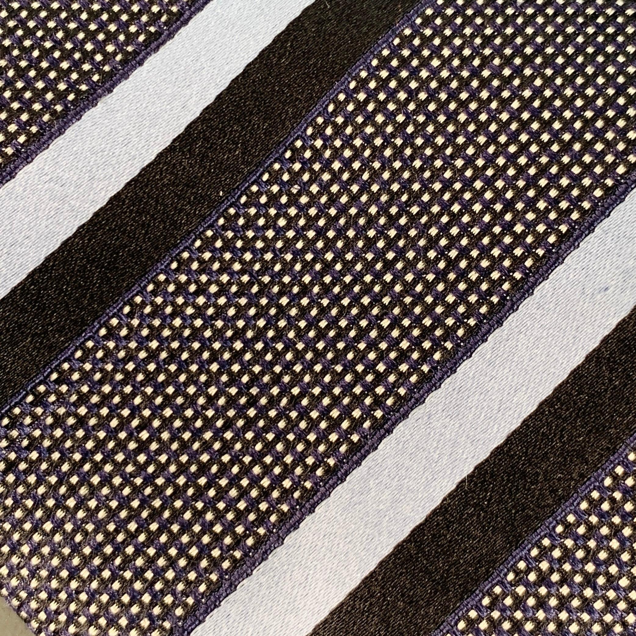 ERMENEGILDO ZEGNA Krawatte aus schwarz-blauer Seide mit diagonalem Streifenmuster. Made in Italy. sehr guter gebrauchter Zustand. Kleinere Macken und Gebrauchsspuren Breite: 3,25 Zoll Länge: 62 Zoll 

  
  
 
Sui Generis-Referenz: 141011
Kategorie: