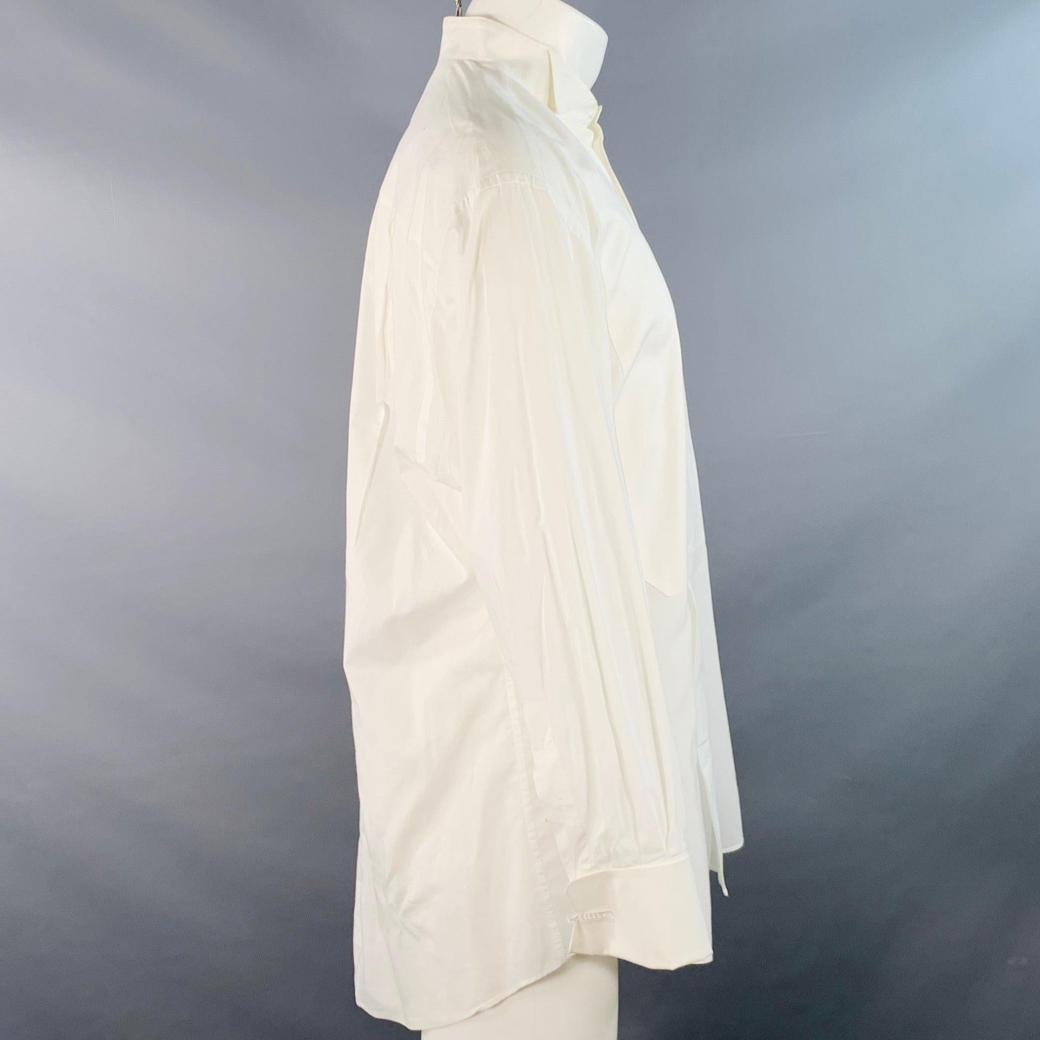 Camicia da cerimonia Ermenegildo Zegna a manica lunga
in tessuto crema (sembra cotone) con pettorina frontale, colletto ad alette, polsini alla francese e chiusura con bottoni nascosti.
Made in Spainches Buone condizioni di utilizzo. Molti piccoli