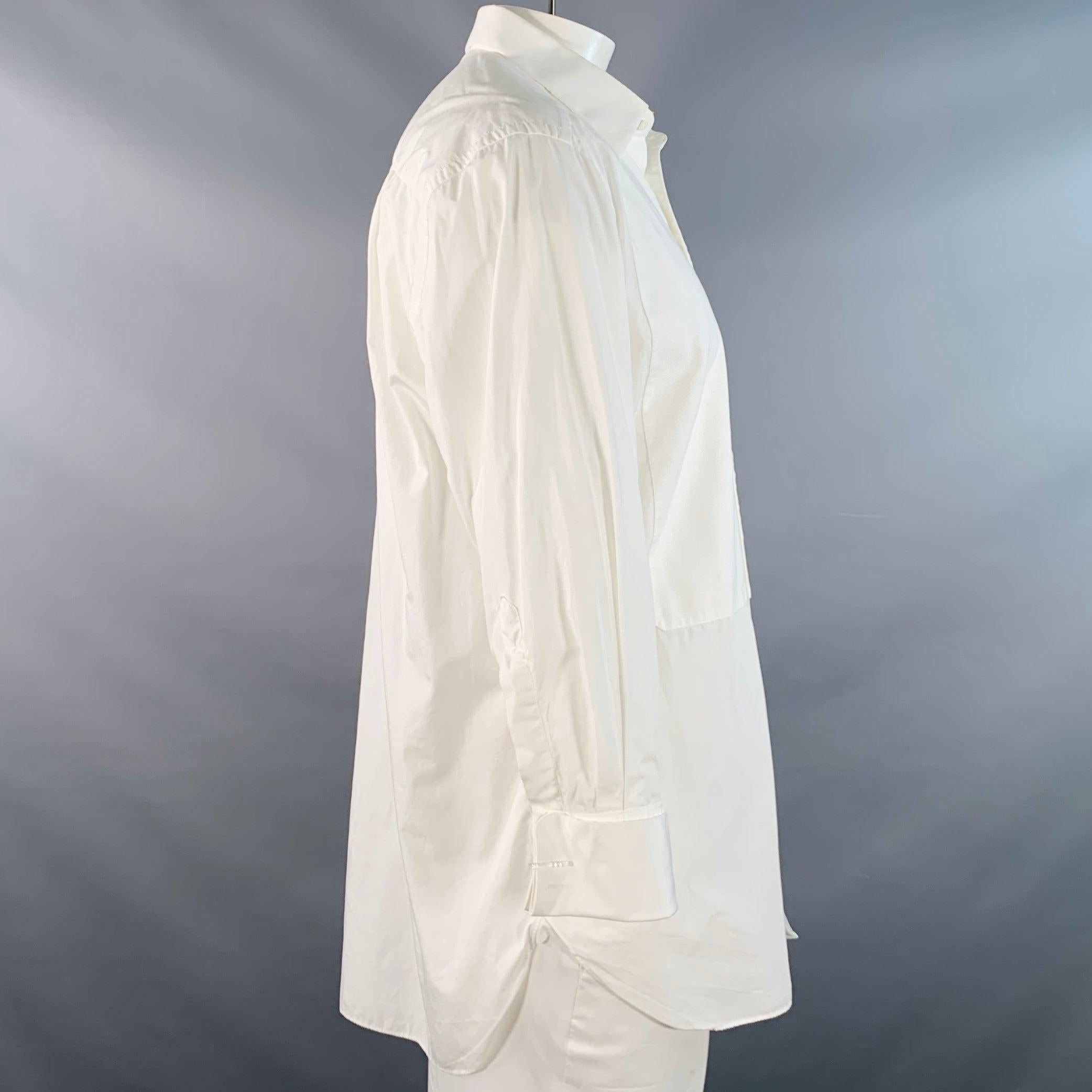 Camicia da cerimonia Ermenegildo Zegna a manica lunga
in tessuto di cotone bianco, caratterizzato da un frontale testurizzato, polsini alla francese e chiusura con bottoni. I gemelli non sono inclusi. Made in Spainches Ottime condizioni di utilizzo.