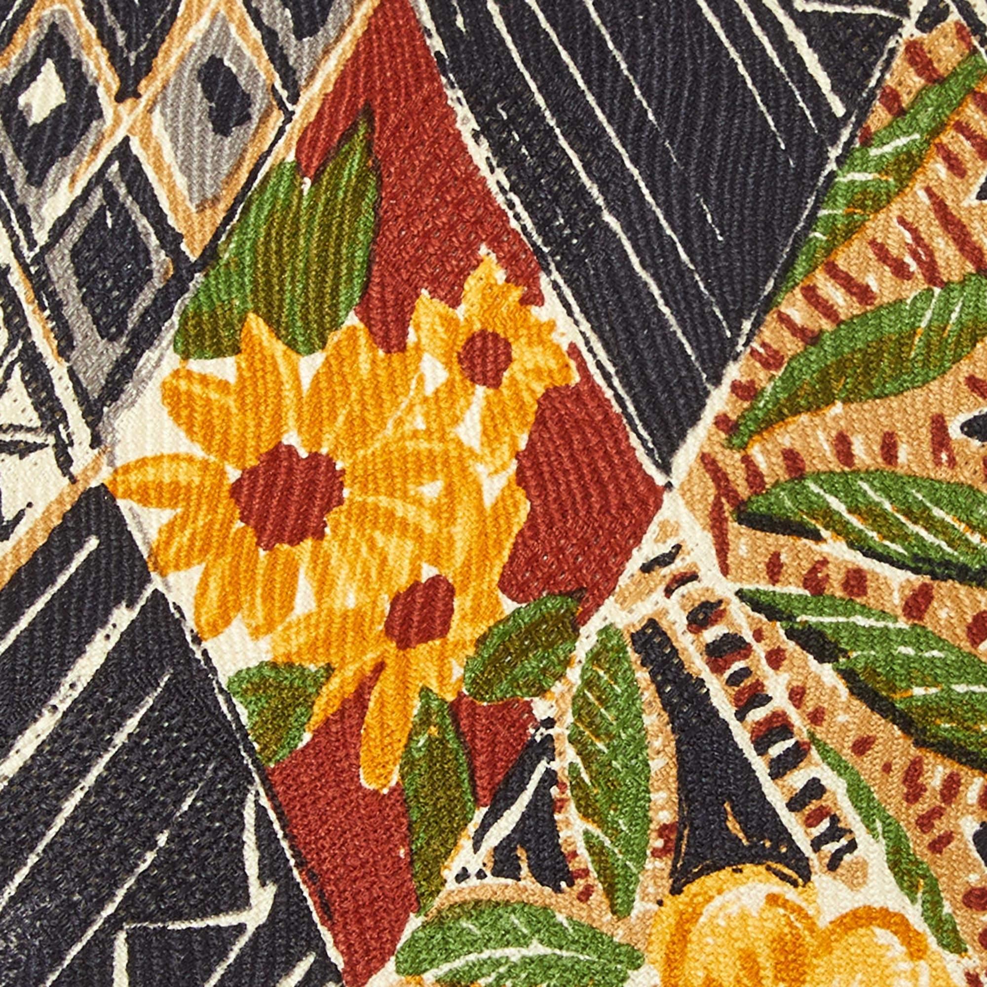 Cette cravate est un accessoire formel parfait qui présente un attrait pointu et moderne. Fabriqué à partir de matériaux luxueux  il présente des motifs complexes  et le Label de la marque est soigneusement cousu à l'arrière. Il ne manquera pas
