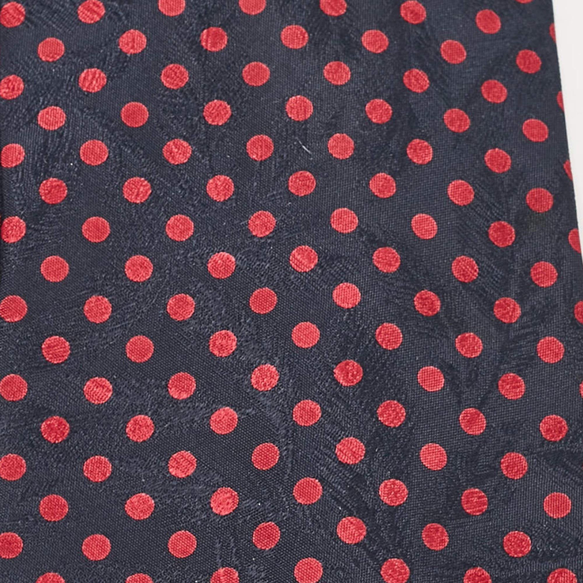 Cette cravate est un accessoire formel parfait qui présente un attrait pointu et moderne. Confectionné dans des matières luxueuses, il présente des motifs complexes et l'étiquette de la marque est soigneusement cousue au dos. Il ne manquera pas