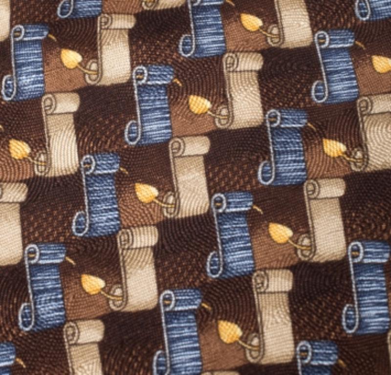 Realizzata in seta di qualità, questa cravatta vintage Ermenegildo Zegna marrone e blu presenta una stampa a volute su tutta la superficie. Il pezzo è completo di un passante sul retro. Sii elegante abbinandola a camicie a tinta unita.