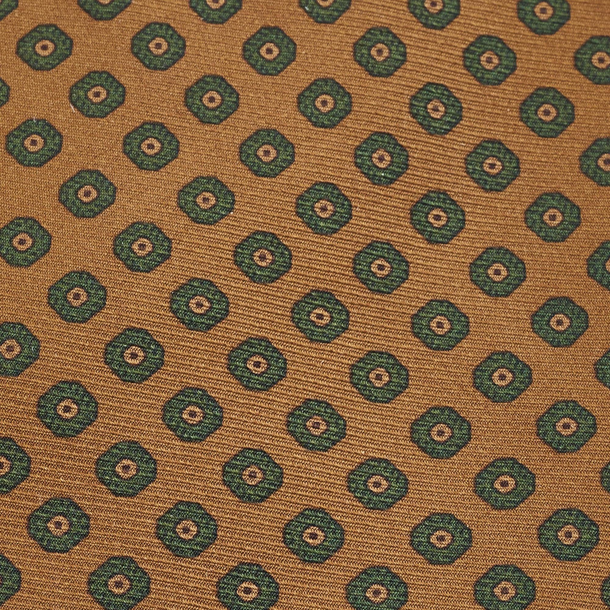 Scegli questa cravatta di Ermenegildo Zegna per dare un tocco di classe al tuo look. È tagliato in seta e decorato con stampe. È rifinito con l'etichetta del marchio sul retro.
