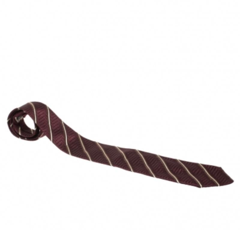 Ermenegildo Zegna Vintage Burgundy Chevron Patterned Jacquard Silk Tie In condizioni ottime in vendita a Dubai, Al Qouz 2