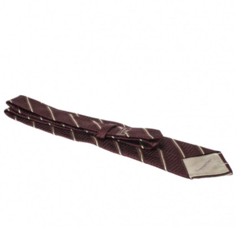 Uomo Ermenegildo Zegna Vintage Burgundy Chevron Patterned Jacquard Silk Tie in vendita