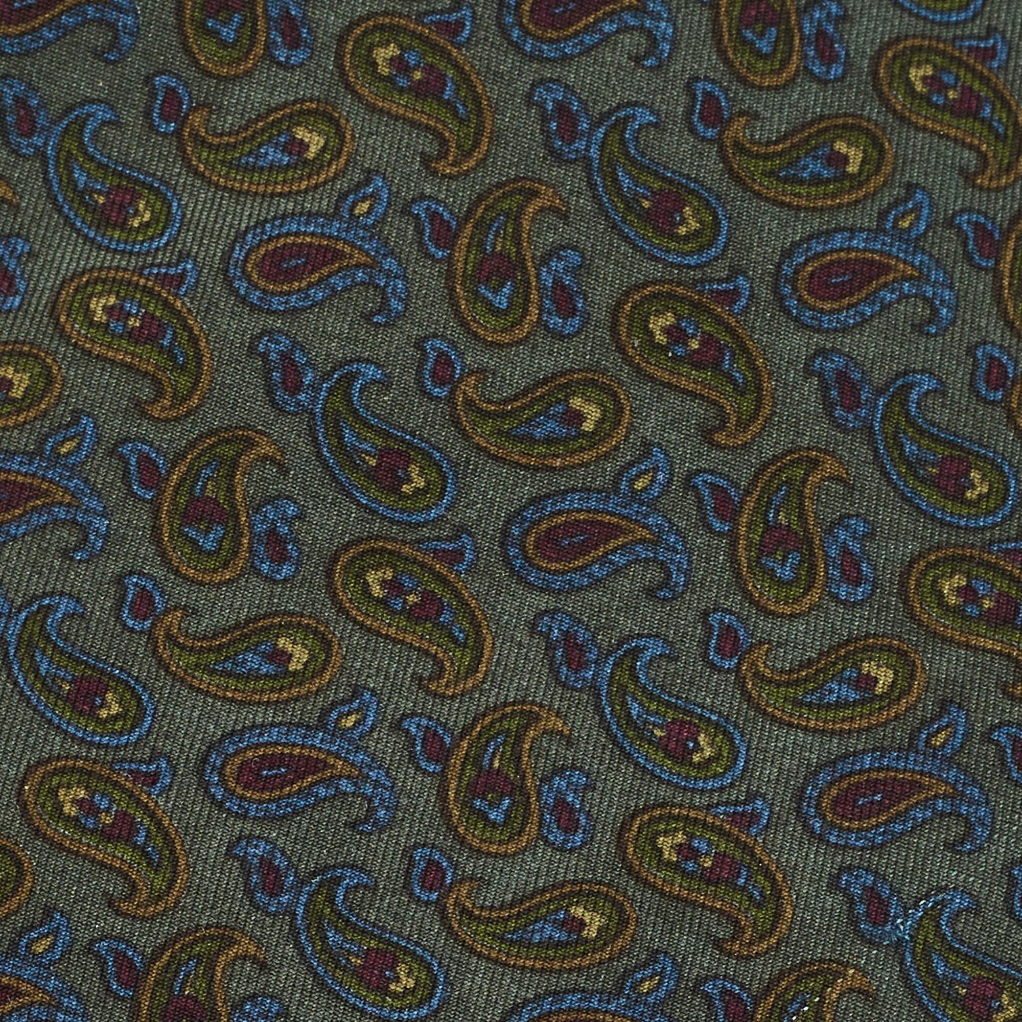 Choisissez cette cravate Ermenegildo Zegna pour donner une touche de luxe à votre look formel. Il est taillé dans de la soie et orné de motifs cachemire sur l'ensemble de sa surface. Il est complété par l'étiquette de la marque au dos.