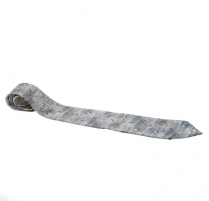 Realizzata alla perfezione, questa cravatta di Ermenegildo Zegna è proprio quello che ti serve per fare una buona impressione. Realizzata in seta di qualità, questa cravatta grigia vintage presenta un motivo a cubo su tutta la superficie. Il pezzo è