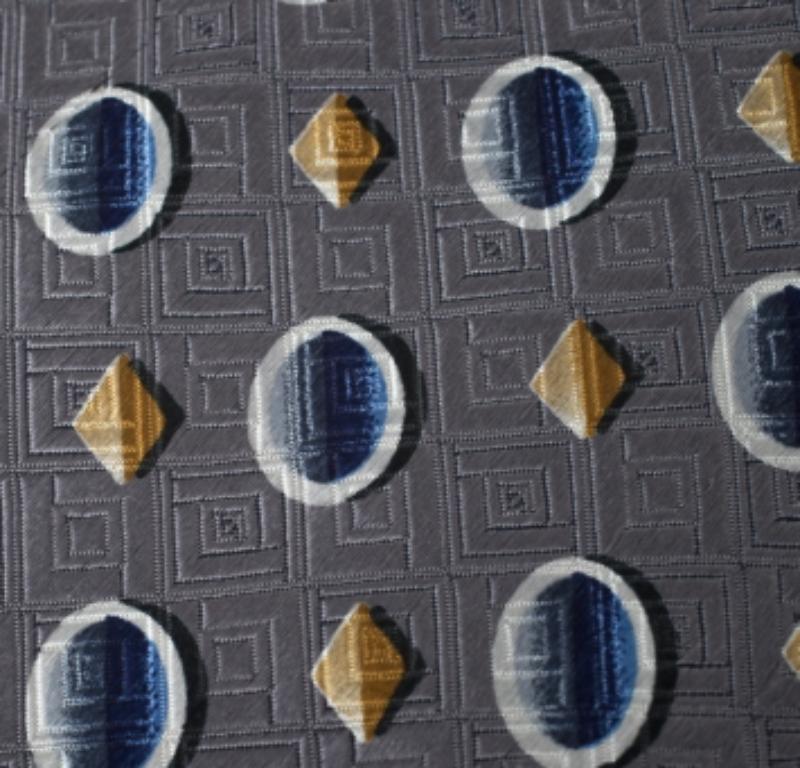 Realizzata in seta di qualità, questa cravatta vintage di Ermenegildo Zegna è caratterizzata da una stampa geometrica e da un motivo jacquard. Il pezzo è completo di un passante sul retro. Sii elegante abbinandola a camicie a tinta unita.