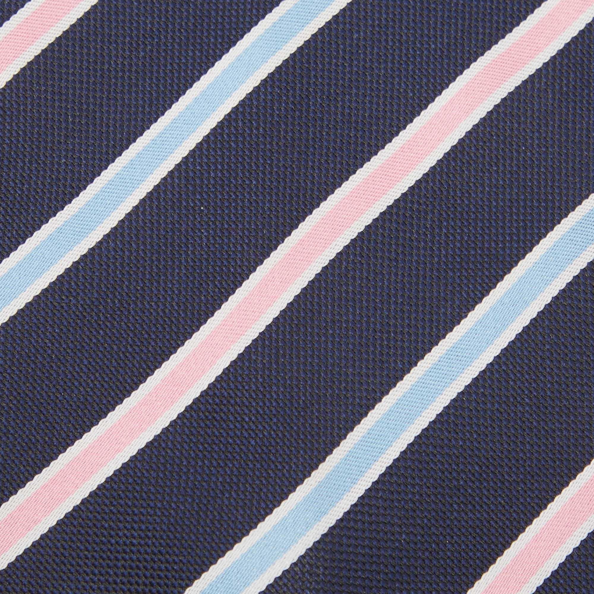 Una cravatta elegante e di classe come questa darà il giusto risalto al tuo look formale. Arricchisci il tuo repertorio con questo pezzo.