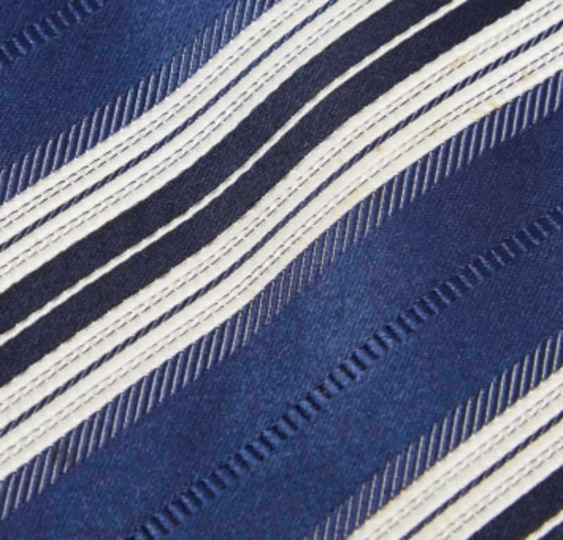 Questa cravatta di Ermenegildo Zegna è un perfetto accessorio formale dal fascino moderno e deciso. Realizzata con materiali lussuosi, presenta motivi intricati e l'etichetta del marchio è ben cucita sul retro. Aggiungerà sicuramente un tocco di