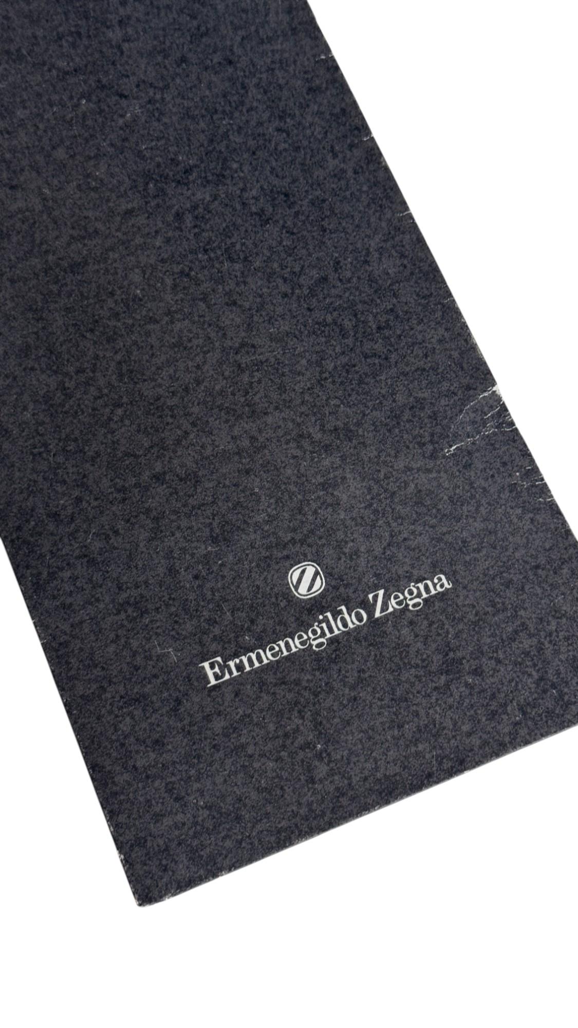 Diese Vintage-Krawatte von Ermenegildo Zegna zeigt ein reich strukturiertes geometrisches Motiv aus ockergelben Quadraten, anthrazitfarbenen Blöcken und rostfarbenen vertikalen Balken, die in einem strukturierten und doch malerischen Layout