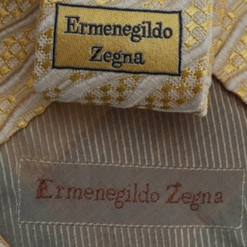 Questa cravatta di Ermenegildo Zegna è un perfetto accessorio formale dal fascino moderno e deciso. Realizzata con materiali di lusso, presenta motivi intricati e l'etichetta del marchio ben cucita sul retro. Aggiungerà sicuramente un tocco di stile