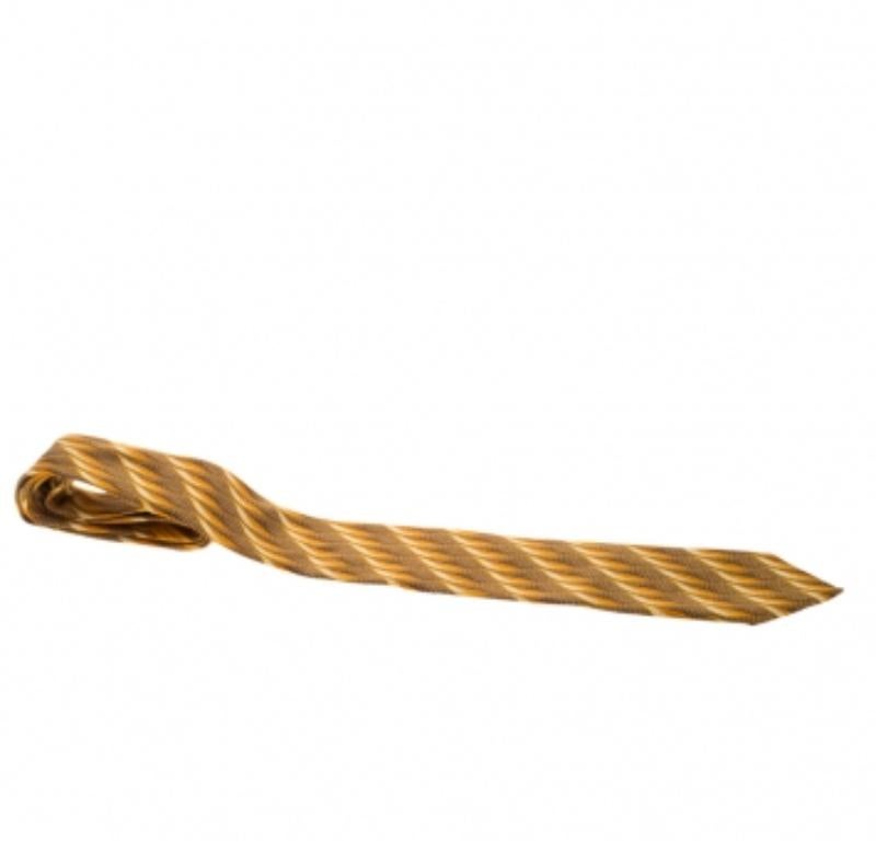 Diese Ermenegildo Zegna Vintage Krawatte ist ein perfektes formelles Accessoire, das einen scharfen und modernen Appeal hat. Diese gelbe, bedruckte Krawatte hat einen subtilen Unterschied, der Ihrem Look eine moderne Note verleiht.