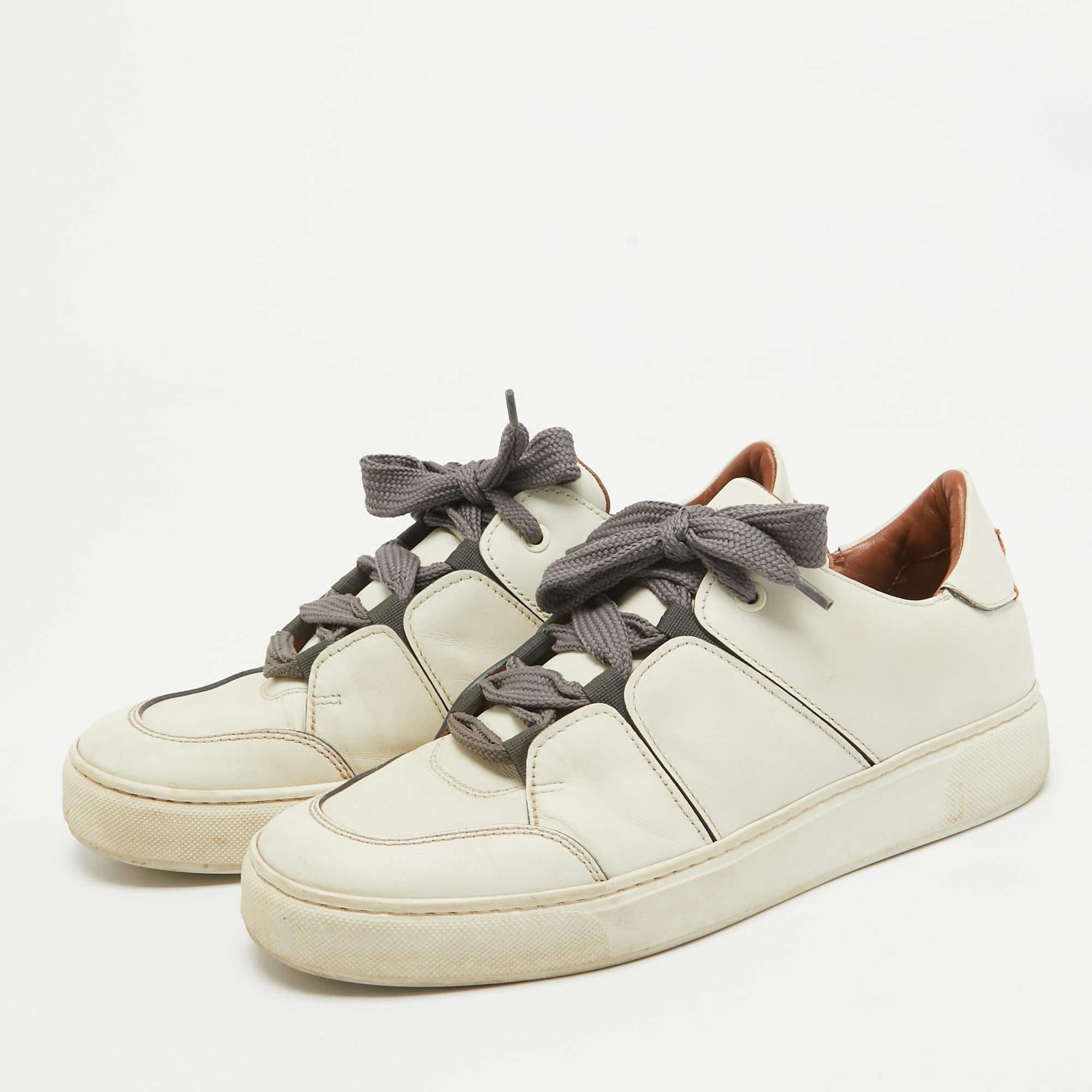 Verleihen Sie Ihrem Outfit ein schickes Update mit diesem Paar Designer-Sneakers. Die Kreation ist perfekt genäht, damit Sie darin lange Zeit eine gute Figur machen.