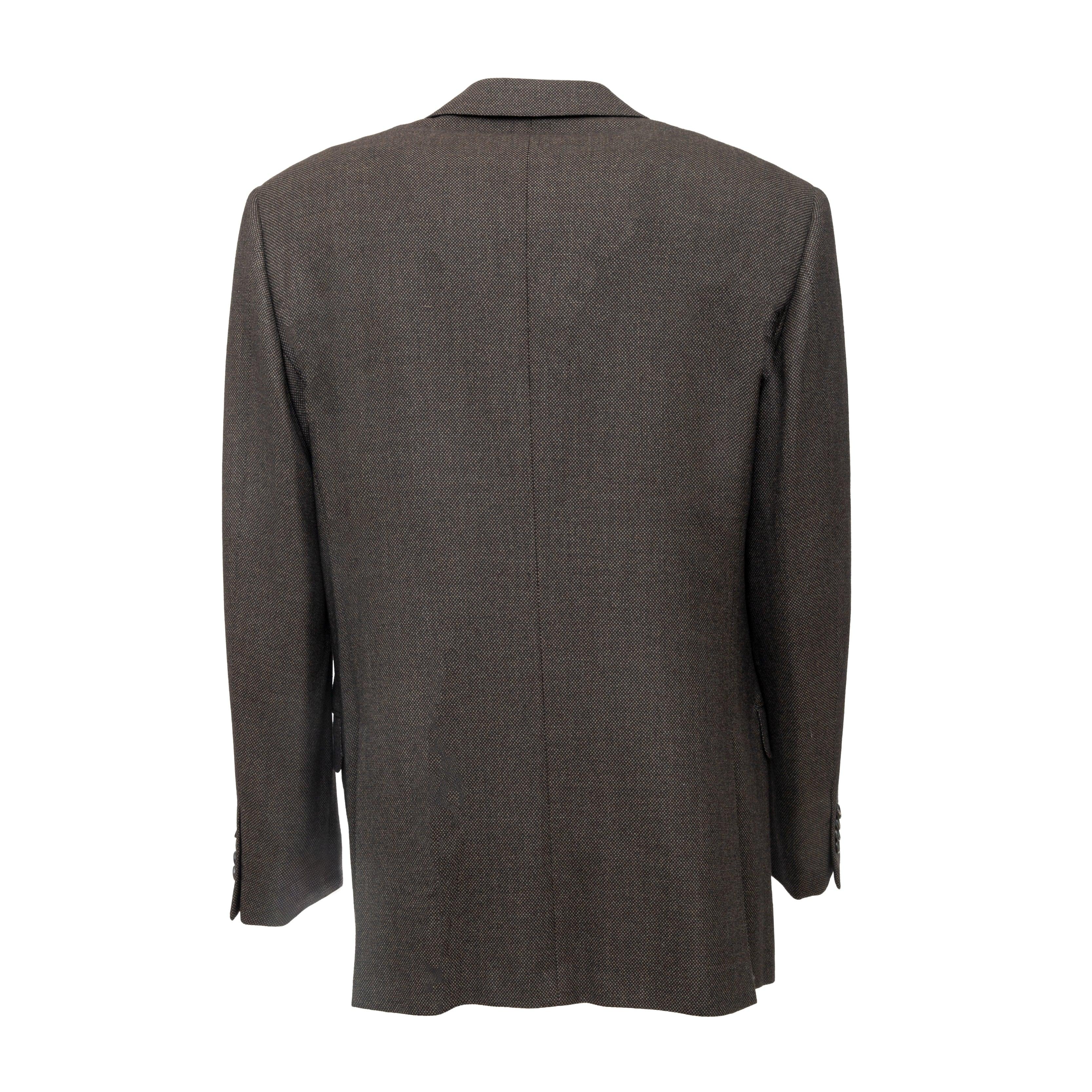 Realizzata con maestria da Zegna, questa giacca blazer è in lana al 100%. Il ricco motivo a nido d'ape marrone e nero aggiunge un tocco di unicità. Caratterizzata da colletto a revers, 3 bottoni frontali e due tasche frontali con patta, questa