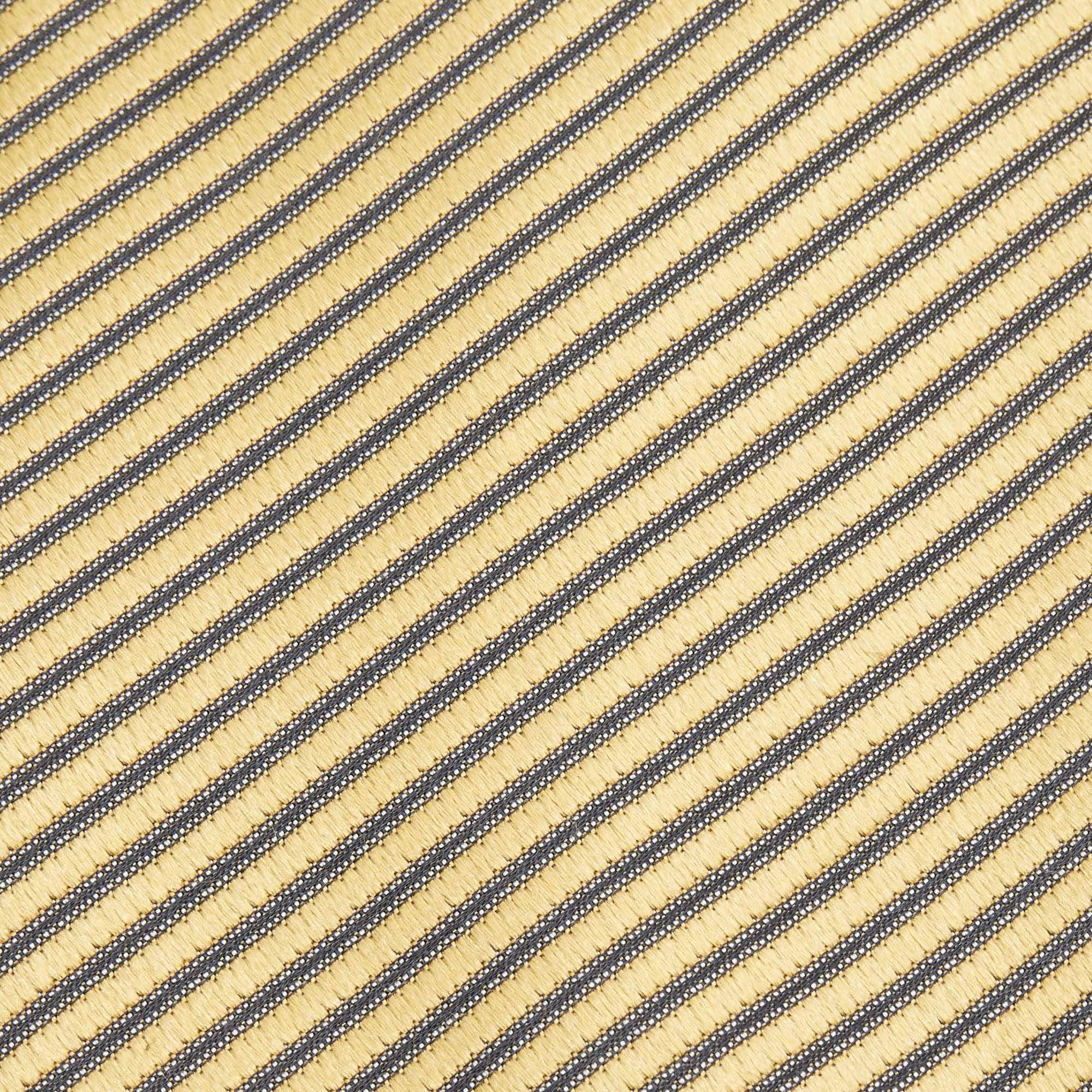 Scegli questa cravatta di Ermenegildo Zegna per dare un tocco di classe al tuo look. È tagliato in seta e decorato con strisce diagonali. È rifinito con l'etichetta del marchio sul retro.