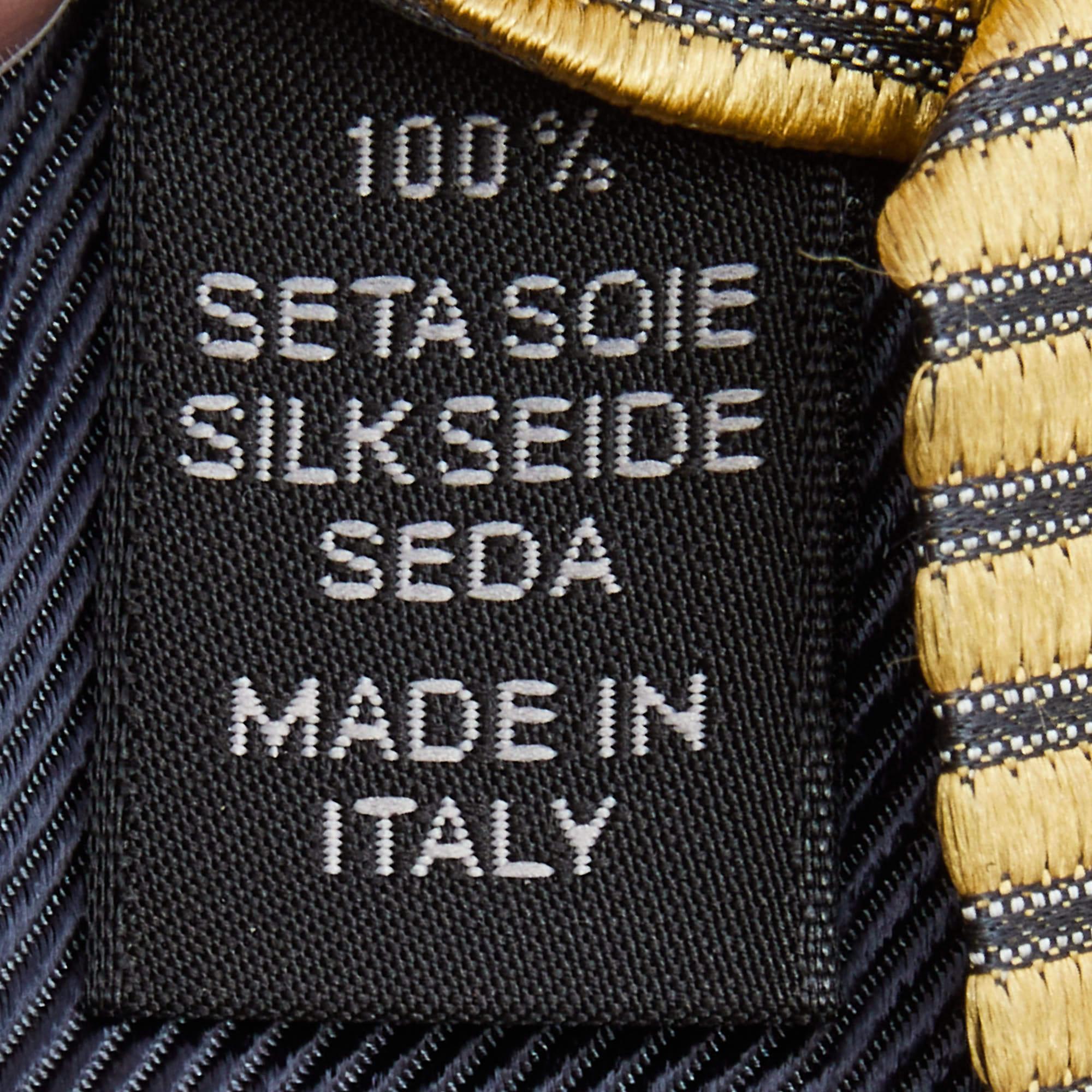 Cravatta in seta a righe diagonali gialle di Ermenegildo Zegna In condizioni buone in vendita a Dubai, Al Qouz 2