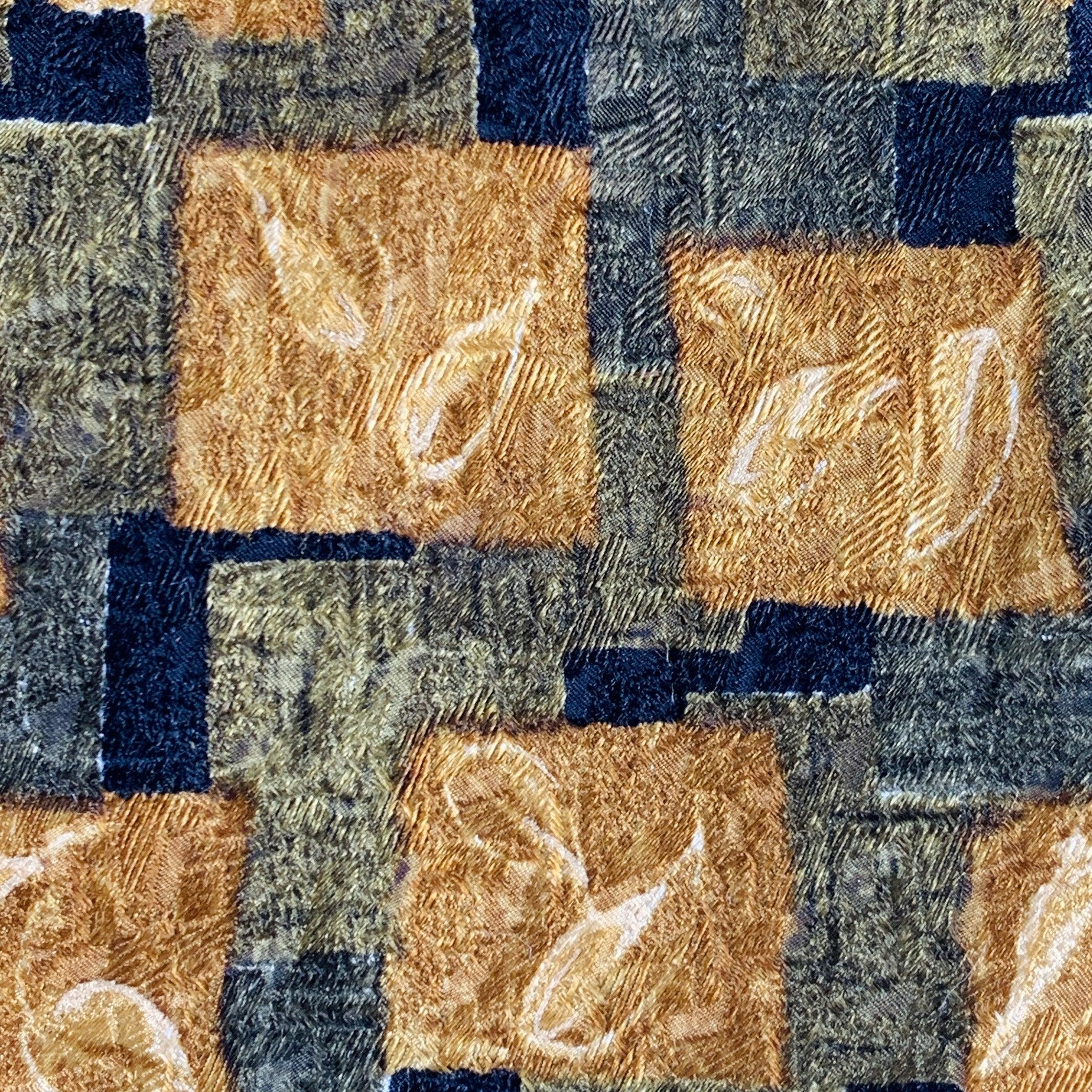 Cravatta Ermenegildo Zegna in seta gialla e verde con motivo a quadretti con foglie. Made in Italy. Eccellente condizione di usato. 

Misure: 
  Larghezza: 3,75 pollici Lunghezza: 61 pollici 

  
  
 
Riferimento Sui Generis: 139679
Categoria: