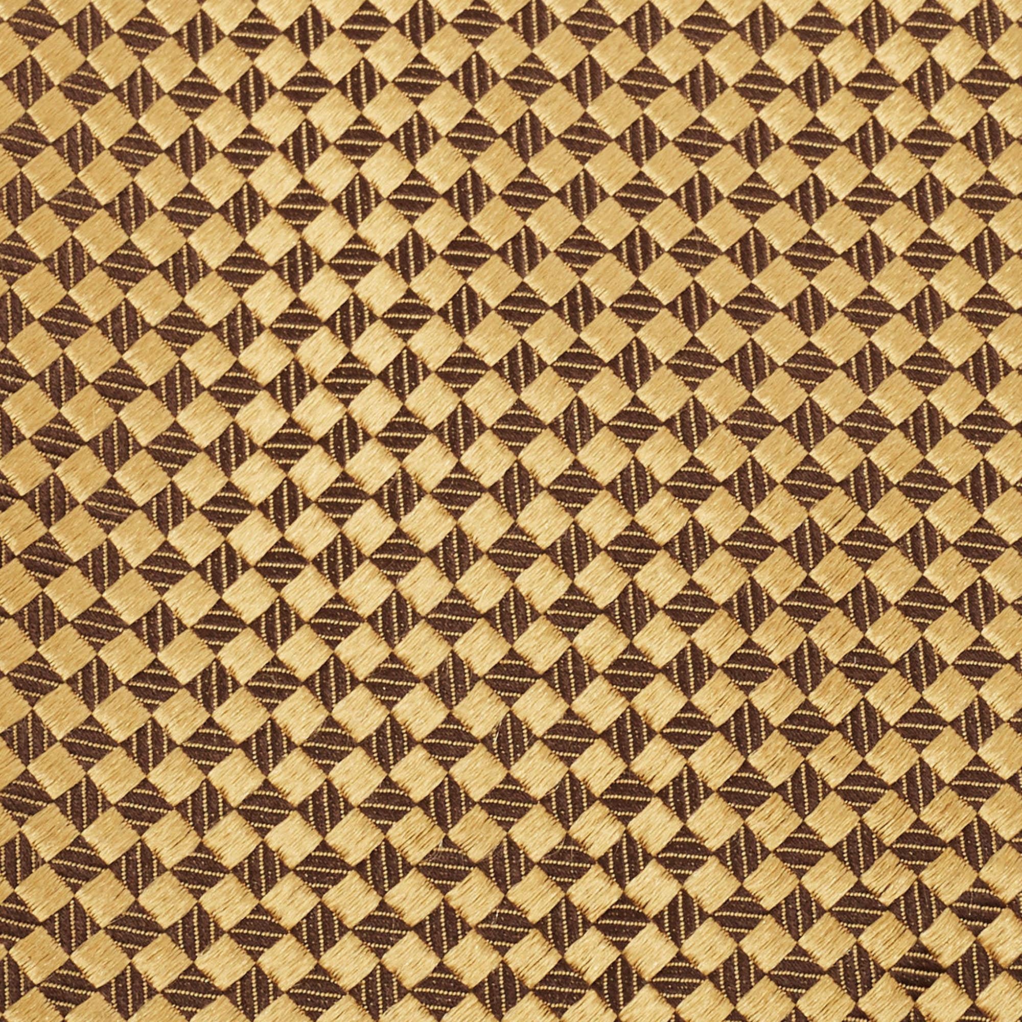 Questa cravatta è un accessorio formale perfetto che ha un fascino tagliente e moderno. Realizzata con materiali lussuosi, presenta motivi intricati e l'etichetta del marchio è ben cucita sul retro. Aggiungerà sicuramente un tocco di stile ai tuoi