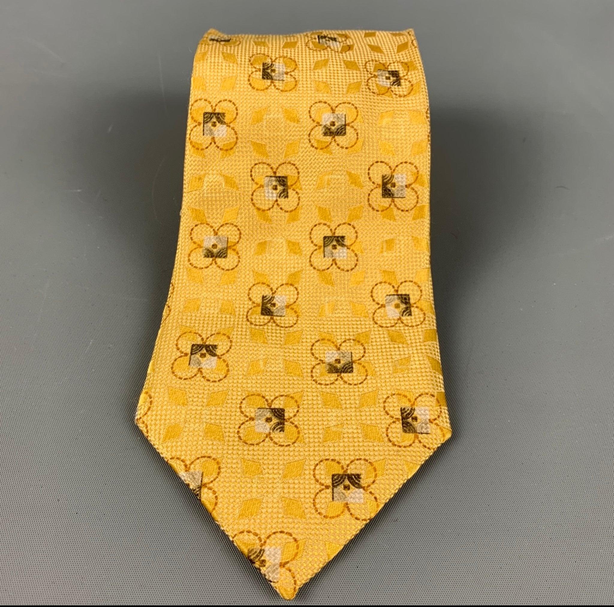 La cravatta di Ermenegildo Zegna ha un motivo floreale geometrico jacquard giallo. 100% seta. Prodotto in Italia.
Ottimo stato usato.

 

Misure: 
  
Larghezza: 3,5 pollici 
Lunghezza: 58 pollici





  
  
 
Riferimento Sui Generis: