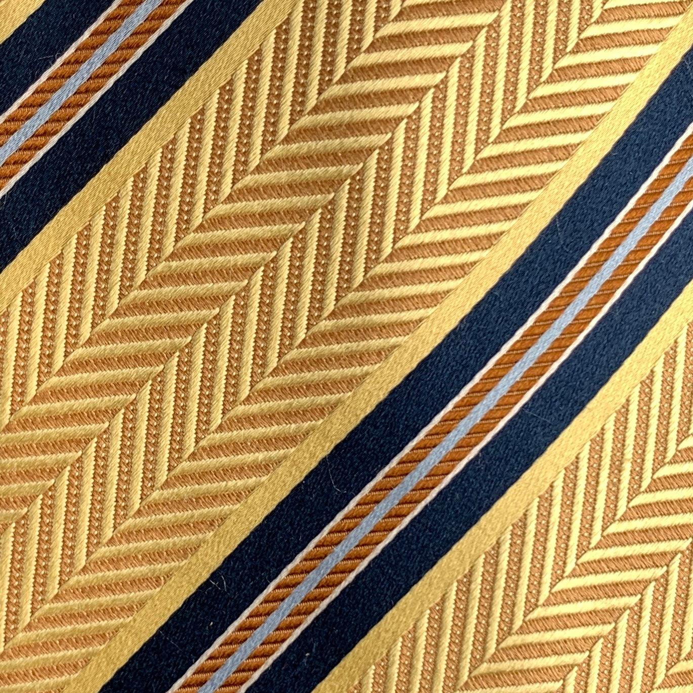 Vintage-Krawatte von ERMENEGILDO ZEGNA mit diagonalen Chevron-Streifen in Gelb und Marineblau. 100% Seide. Hergestellt in Italien.
Sehr guter gebrauchter Zustand.
 

Abmessungen: 
  Breite: 3 Zoll Länge: 58 Zoll 




  
  
 
Sui Generis-Referenz: