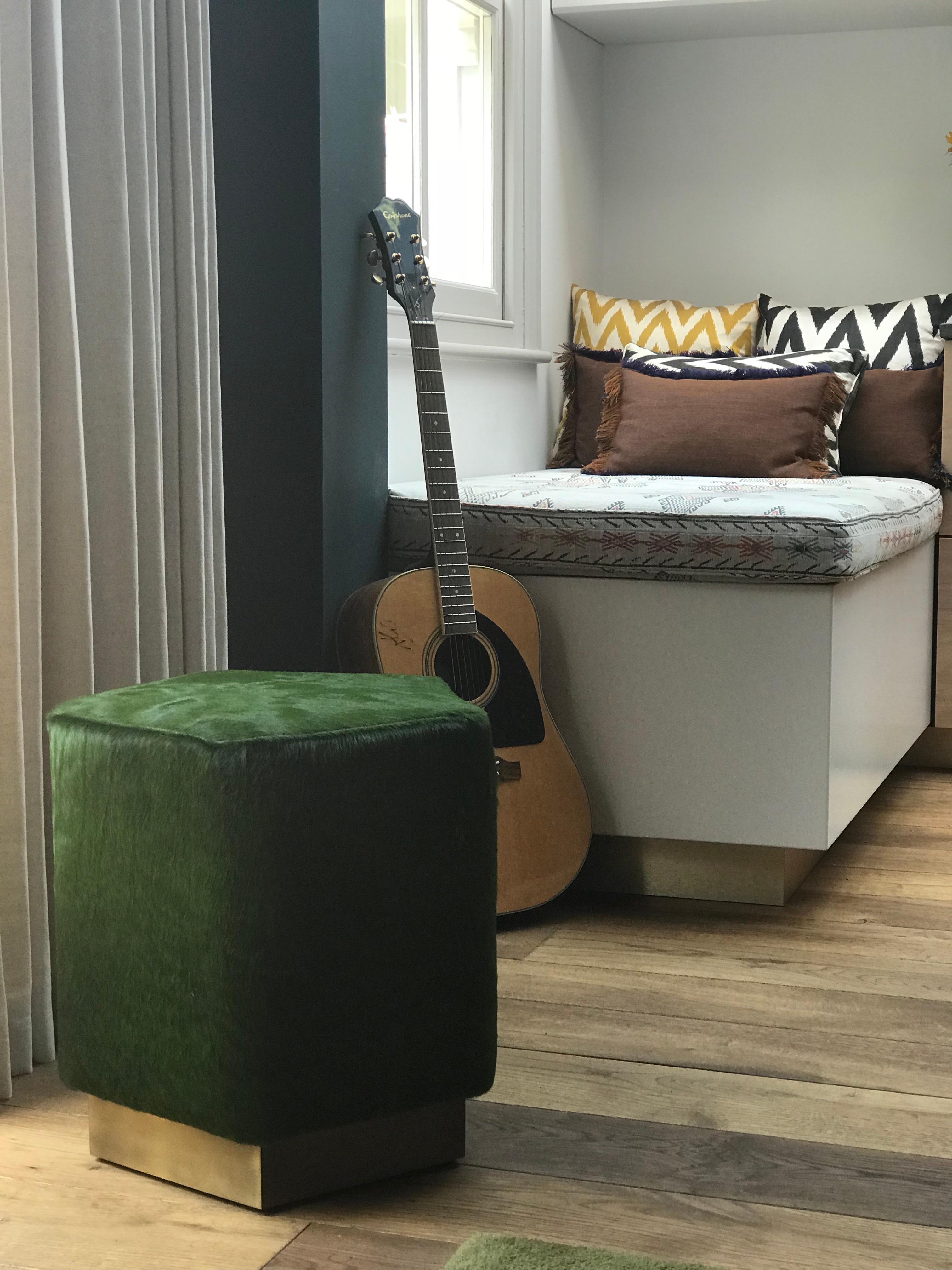 Voici le Pouf Ermes de CASA BOTELHO - un ajout funky et fonctionnel à n'importe quelle pièce ! Ce pouf en forme de pentagone est un équilibre parfait entre l'intrigue visuelle et la polyvalence. Disponible dans une gamme de tissus colorés et