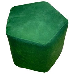 Ermes Pentagon Pouf en cuir de vache vert et socle en laiton antique