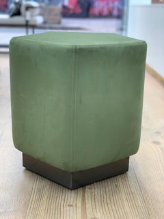 Pentagon-Pouf aus grünem Ultra-Wildleder und antikem Messinggestell von Hermes
