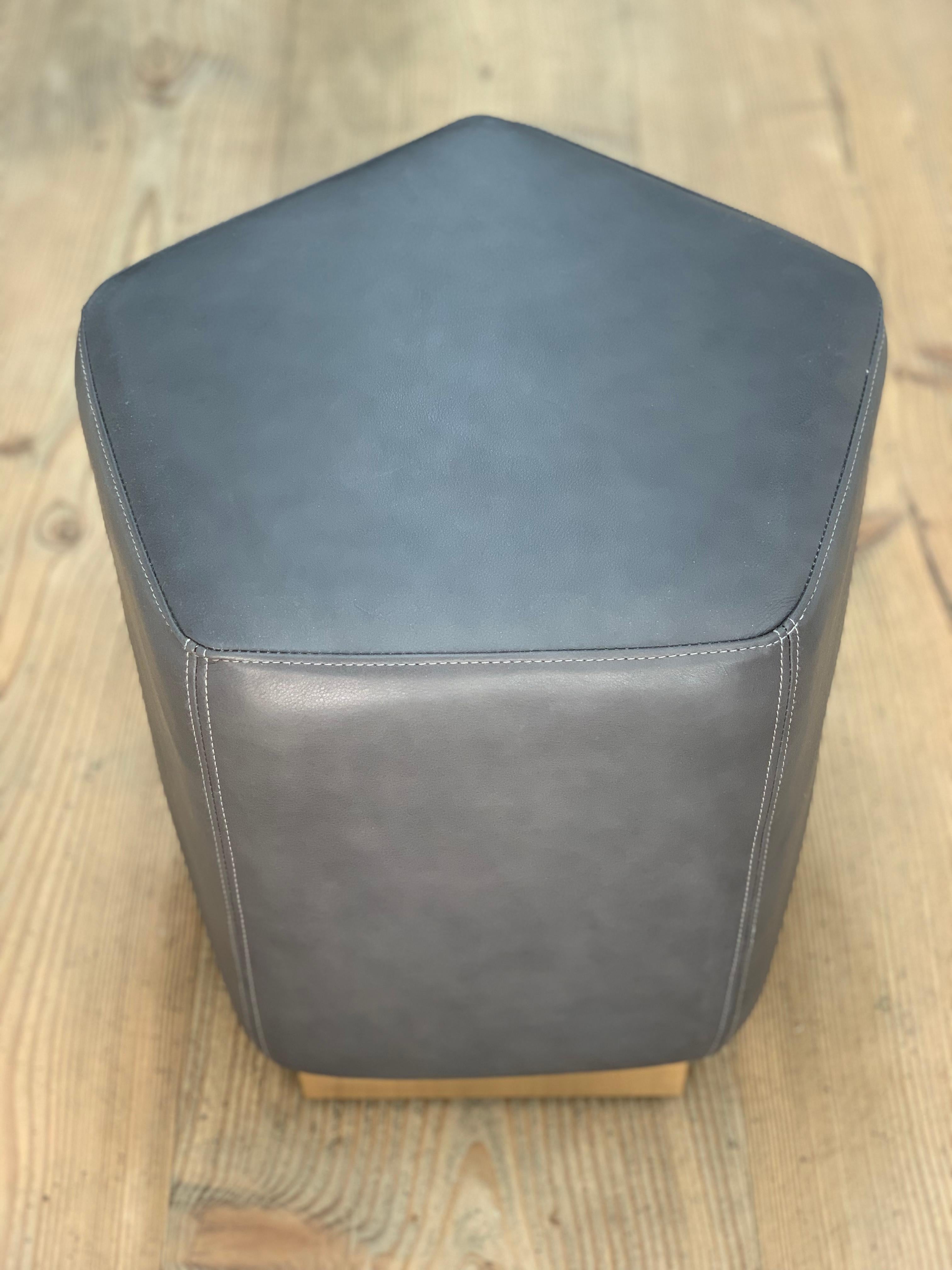 Powder-Coated Ermes Pentagon Pouf Mousse Leather Antracite Grey and Antique Brass Plinth For Sale