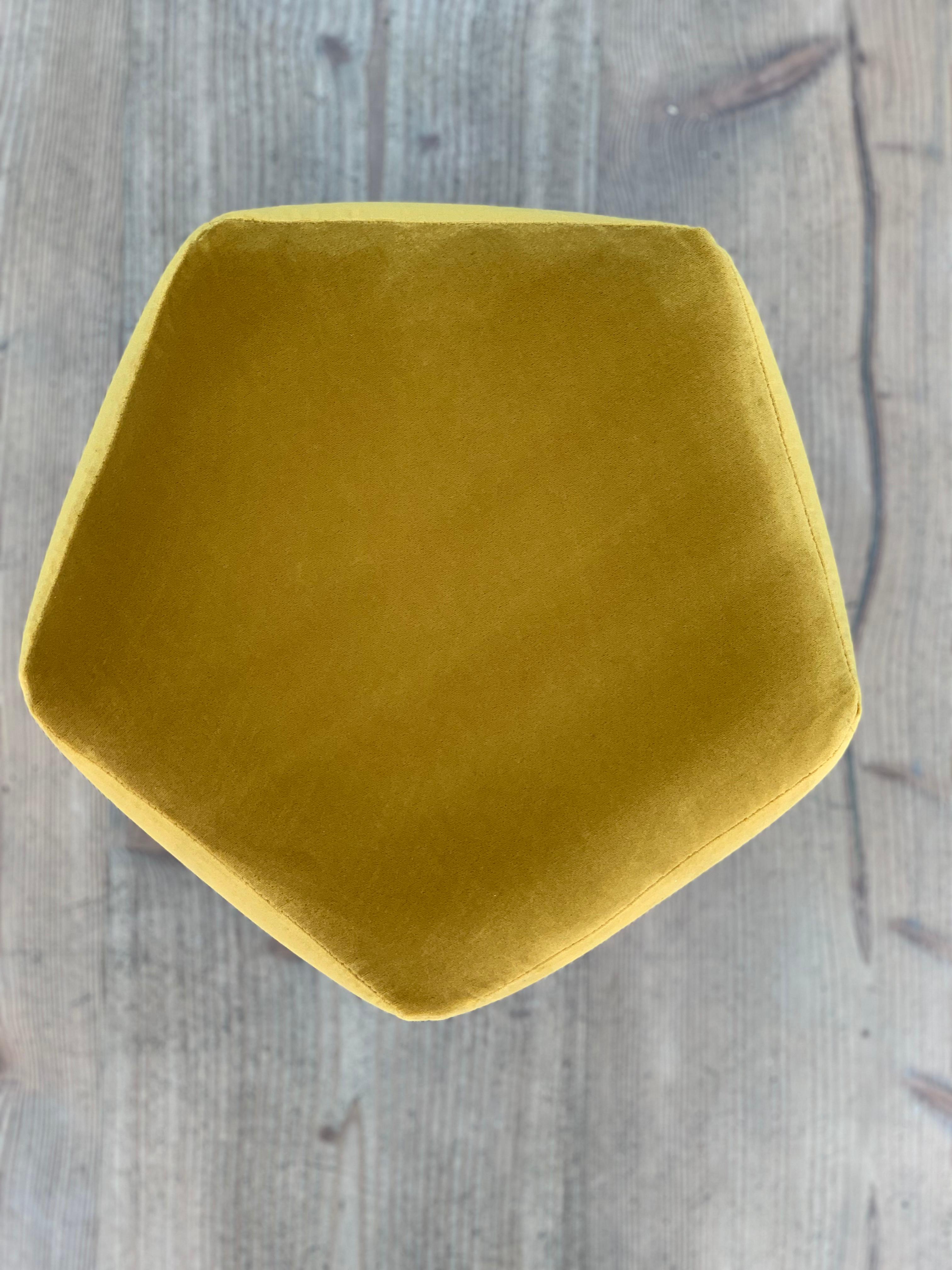 Ermes Pentagon Pouf Mustard Velvet and Antique Brass Plinth In New Condition For Sale In London, GB