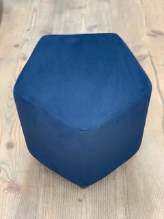 Pouf Pentagon d'Ermes en Ultrasuede bleu marine et socle en laiton ancien