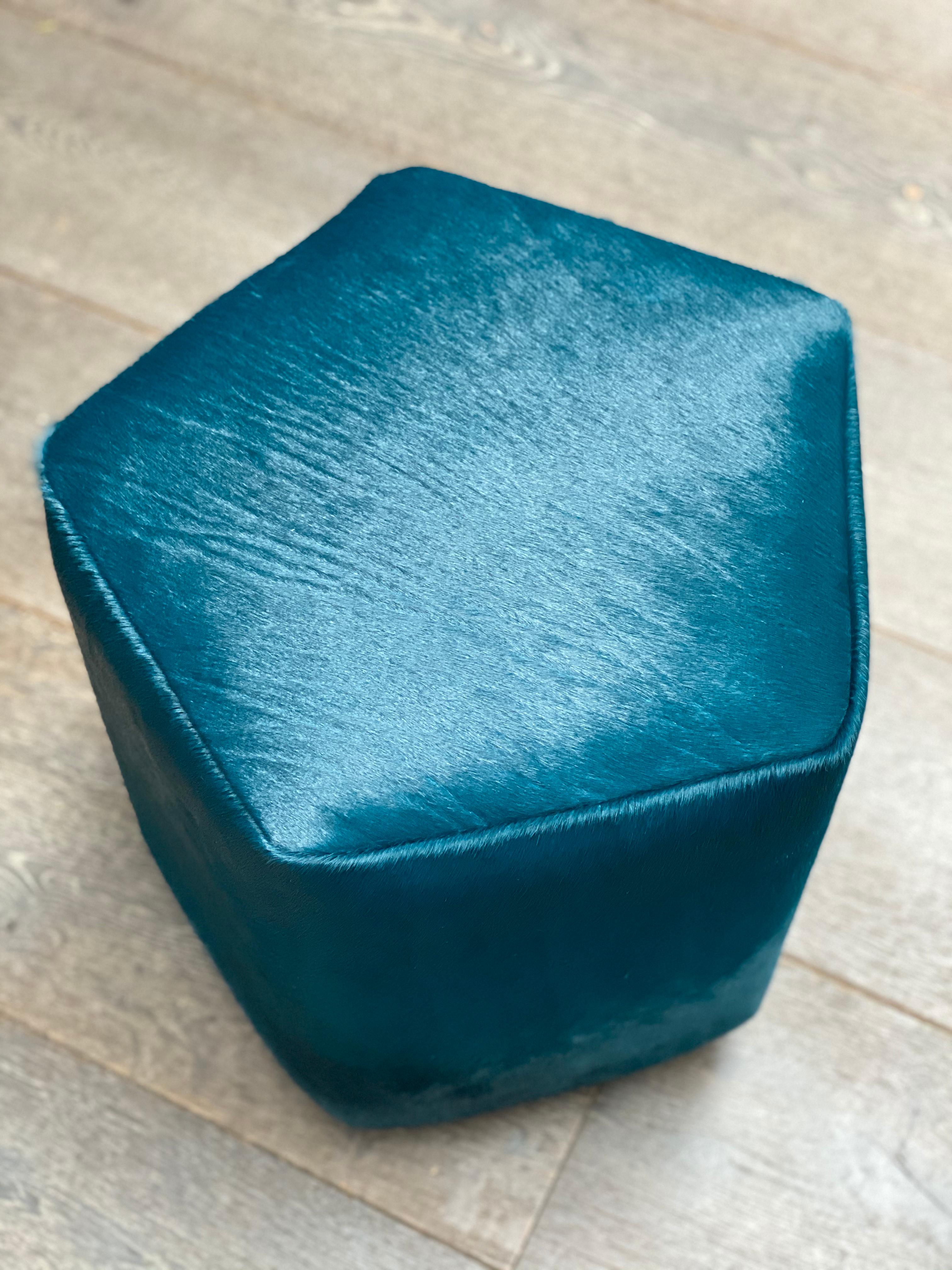 Ermes Pentagon Pouf Teal Cowhide and Antique Brass Plinth For Sale 2