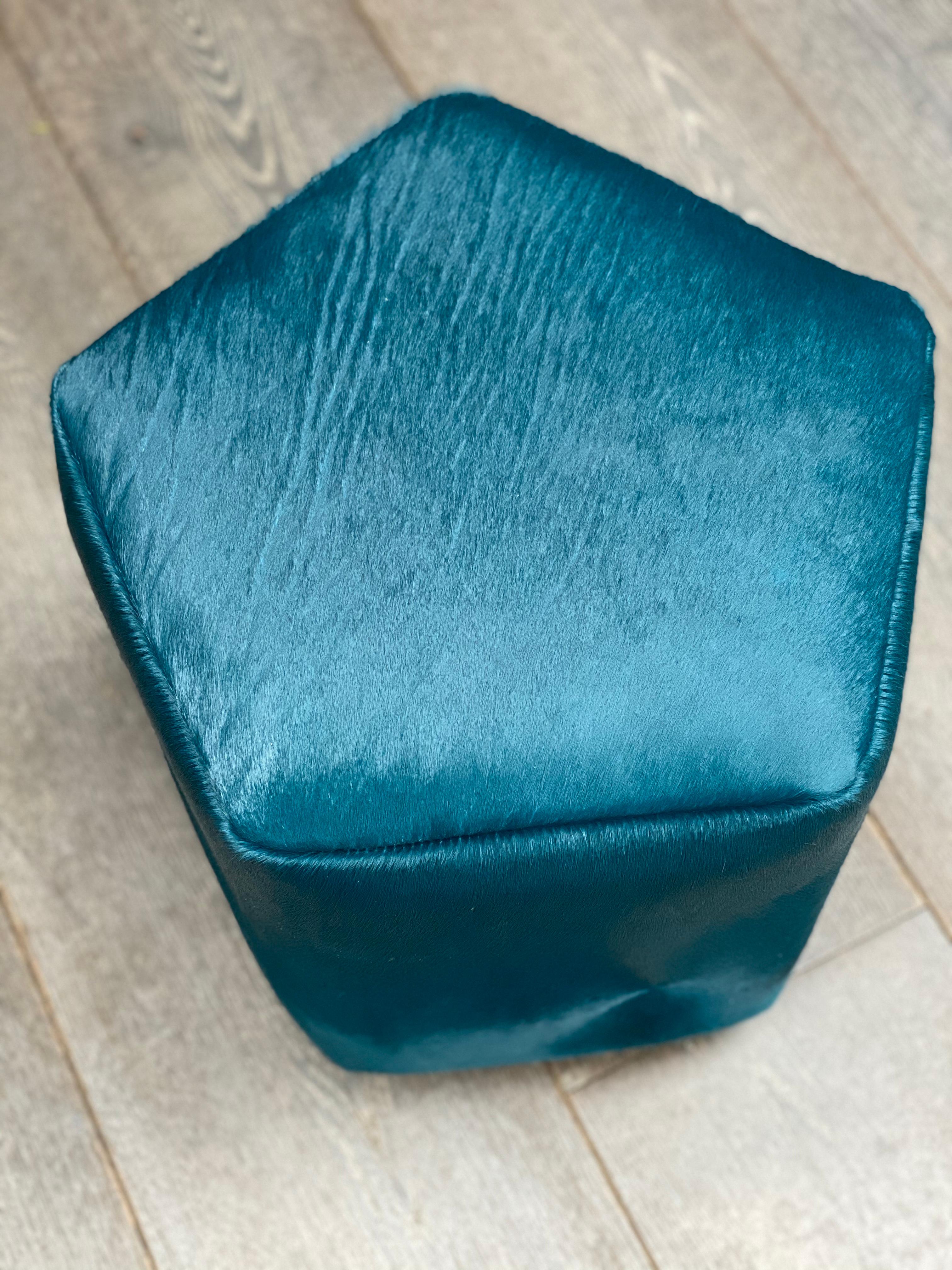 Pentagon-Pouf aus blauem Rindsleder und antikem Messing von Hermès (Britisch) im Angebot