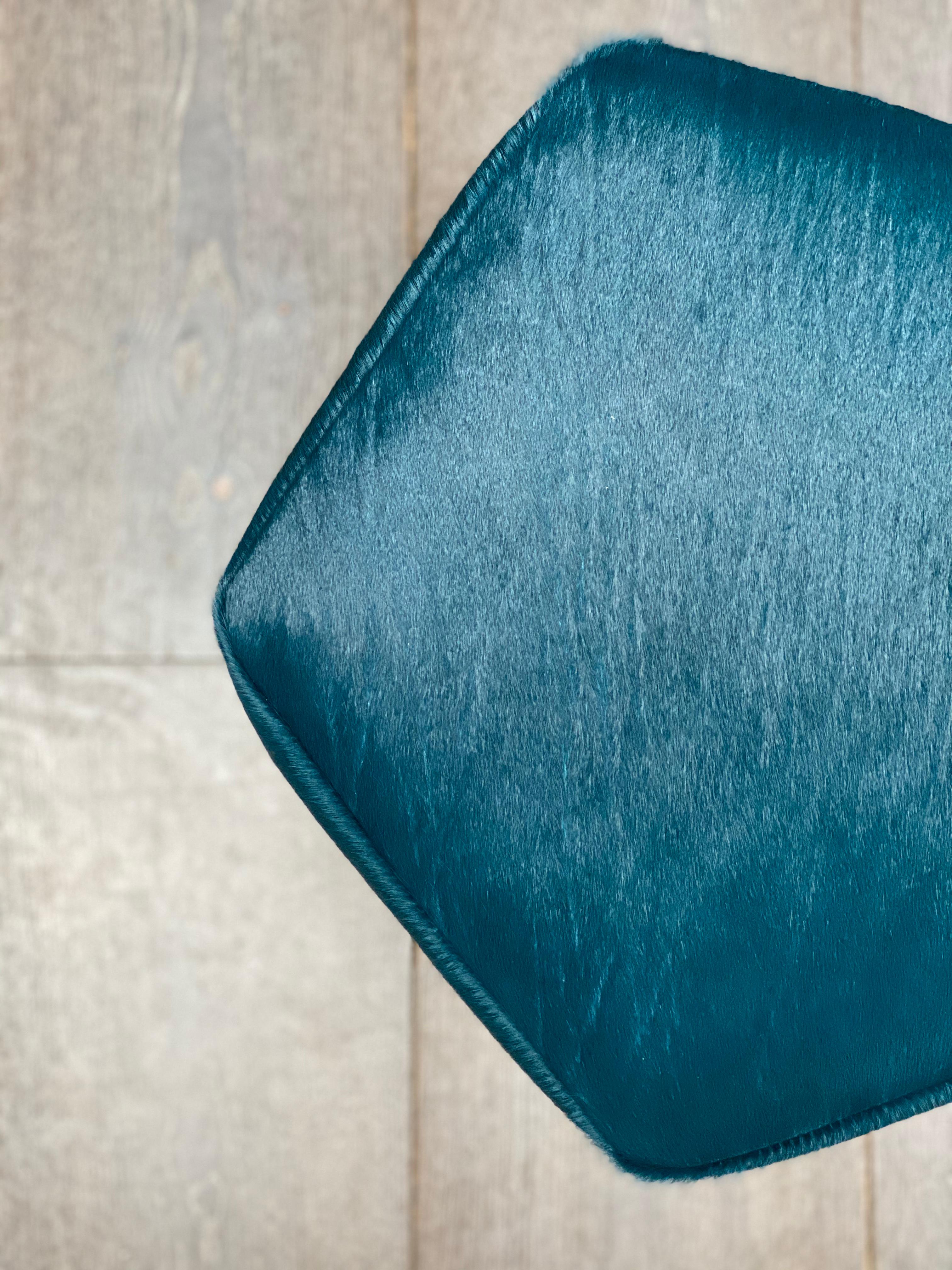 Pentagon-Pouf aus blauem Rindsleder und antikem Messing von Hermès (Gebürstet) im Angebot