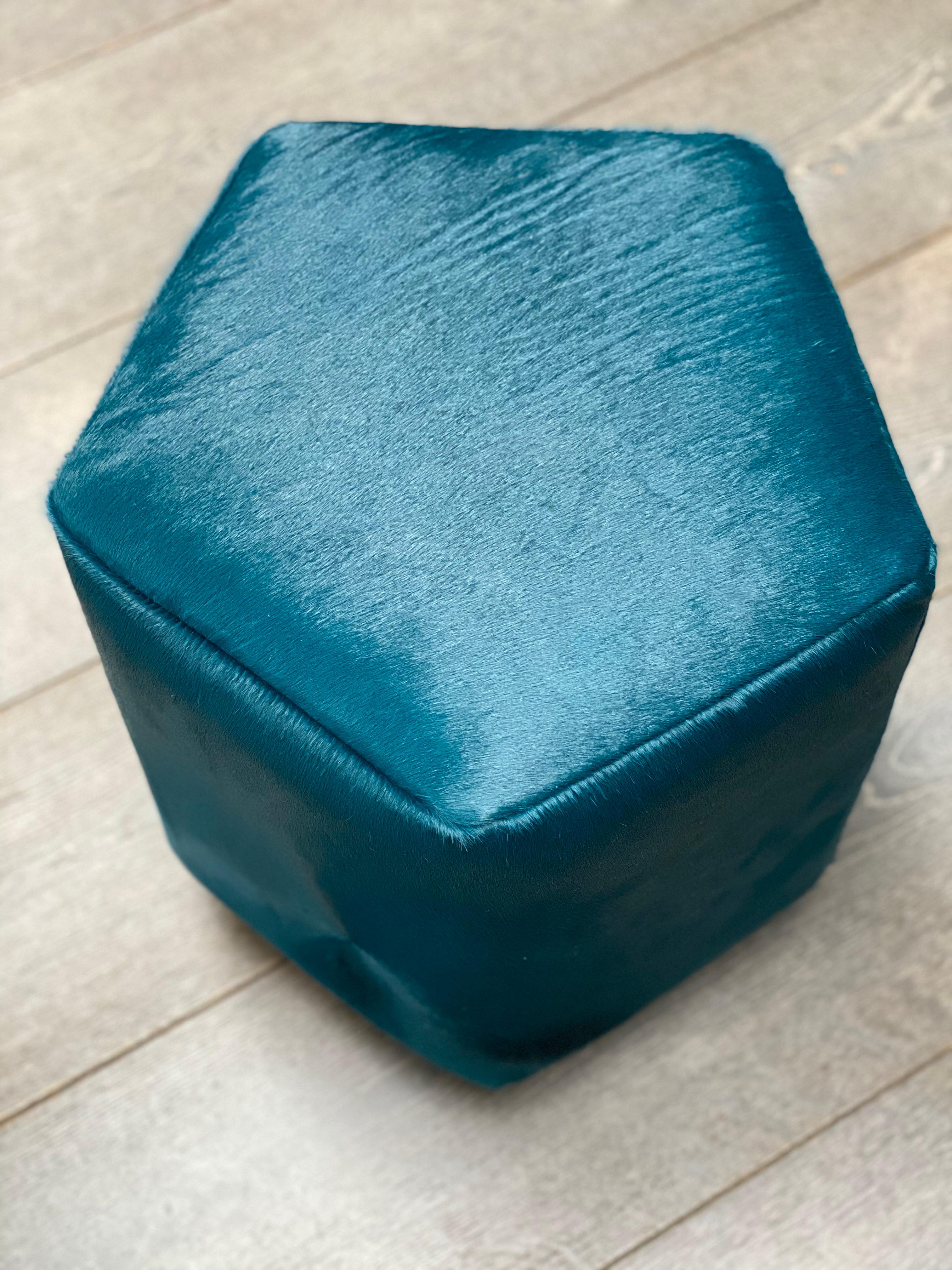 Pentagon-Pouf aus blauem Rindsleder und antikem Messing von Hermès im Zustand „Neu“ im Angebot in London, GB