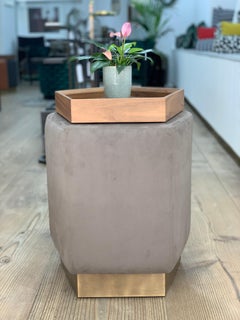 Ermes Pentagon Pouf Trench Ultrasuede et socle en laiton antique