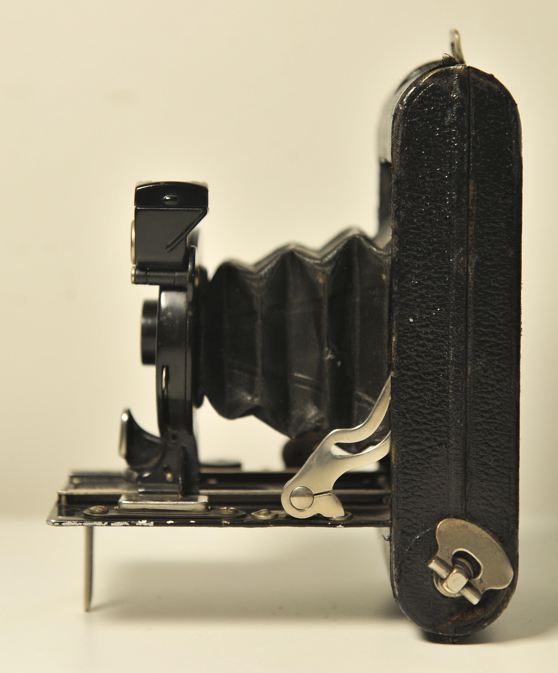 Ernemann ROLF II Faltbare 127 Rollfilmkamera 75mm F12 Rapid Rectilinear Festobjektiv aus Dresden, Deutschland

Hergestellt von Ernemann zwischen 1924-1926.

Maße gefaltet: 67 mm x 125 mm x 27 mm

Objektiv: f12, 75 mm , Blendenöffnungen von f12 und