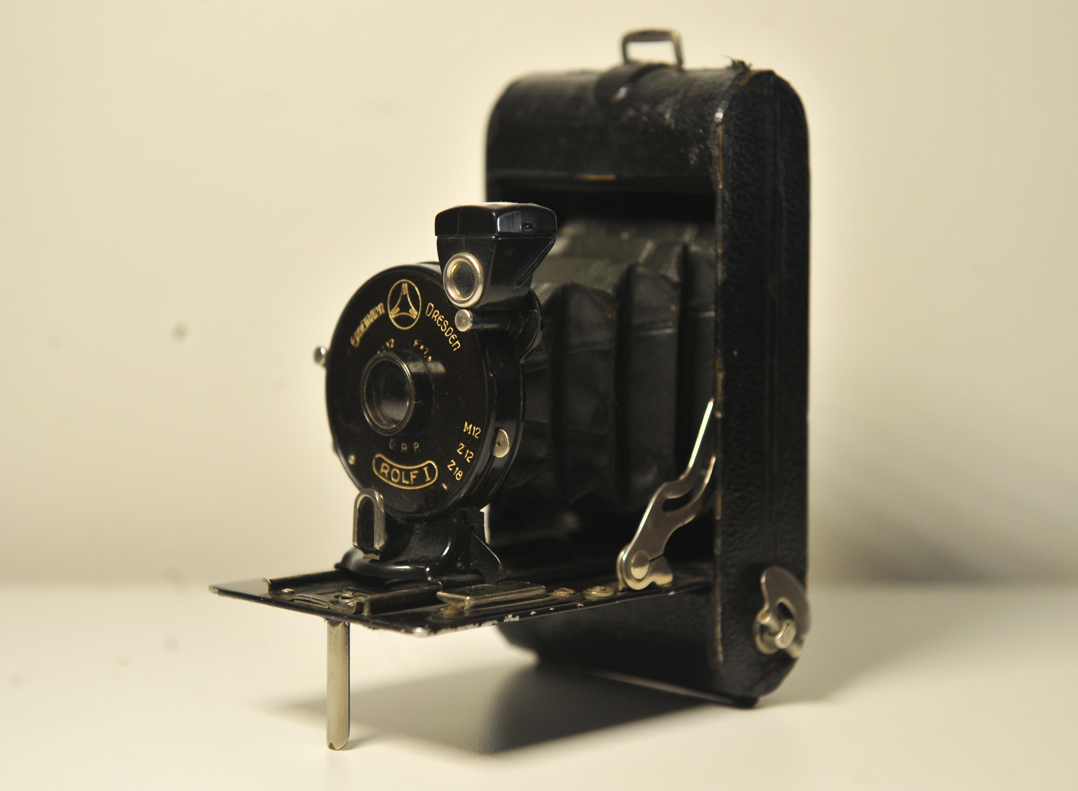 20th Century Ernemann ROLF II Folding 127 Rollfilm Camera With 75mm F12 Rapid Rectilinear For Sale