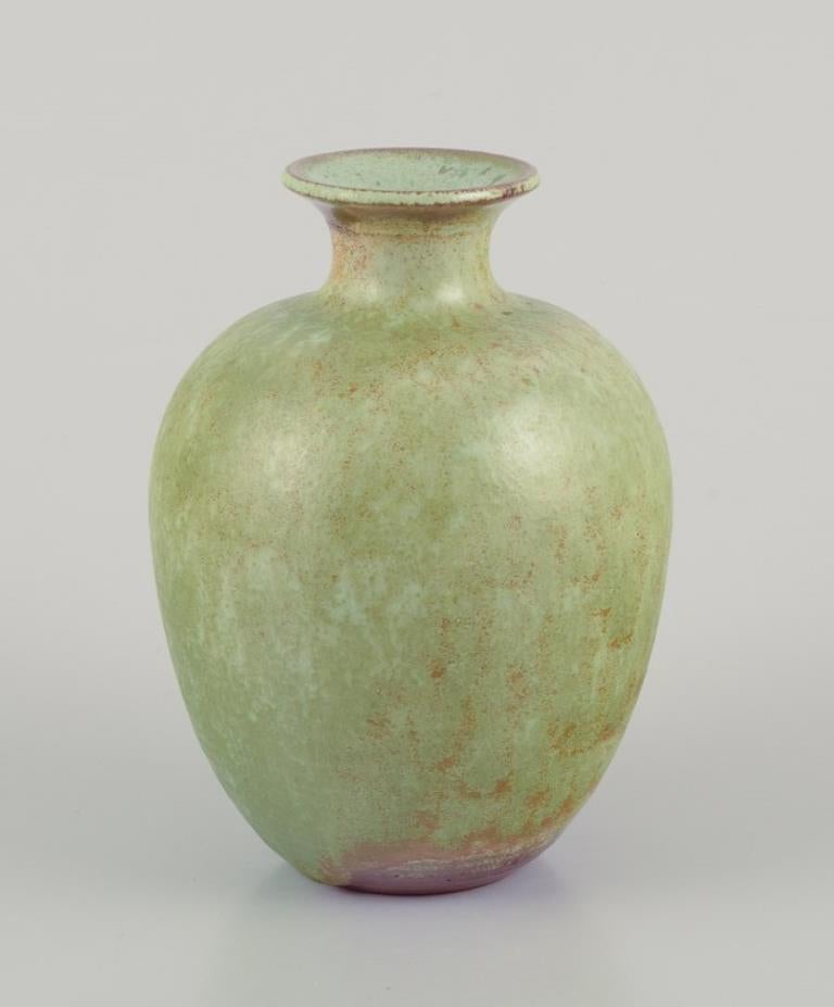 Ernenwein Marmoutier, céramiste français, Alsace, France
Vase unique à glaçure verte
1960/70s.
Marqué.
En excellent état, petit éclat à la base. Voir la photo.
Dimensions : H 13,0 cm x P 9,0 cm : H 13,0 cm x D 9,0 cm.