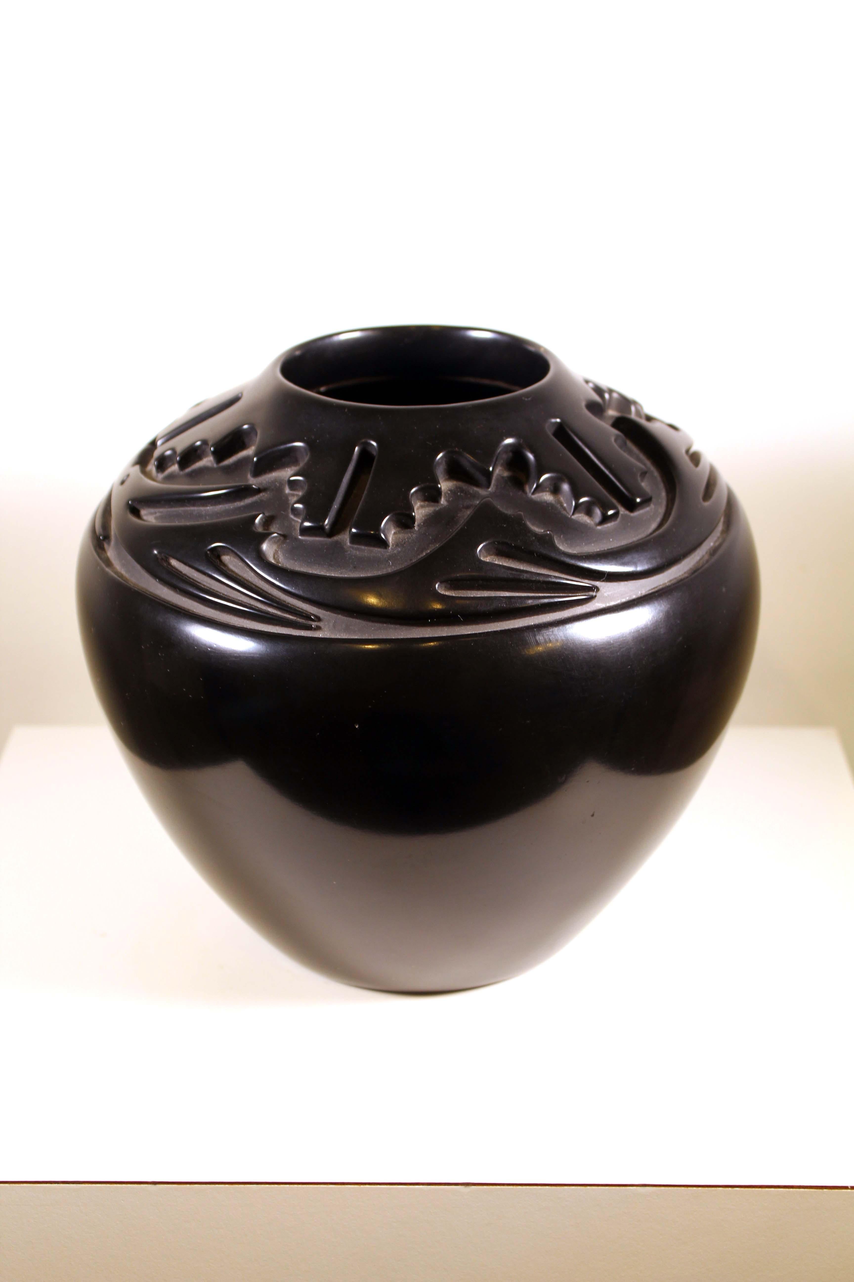 A contemporary Santa Fe designed black glass vase by Ernest and Marion Harrington. From a private collection. Dimensions: 8”h x 9”dia. In very good vintage condition.
 