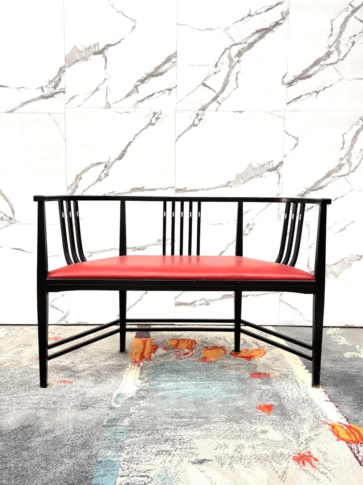 Divanetto postmoderno Ernest Archibald Taylor Style 1980’s Design Modernariato.

Struttura interamente in legno, dettagli in madreperla, seduta rivestita in pelle di colore colore rosso.

Articolo è in buone condizioni conservative, non vi è alcun