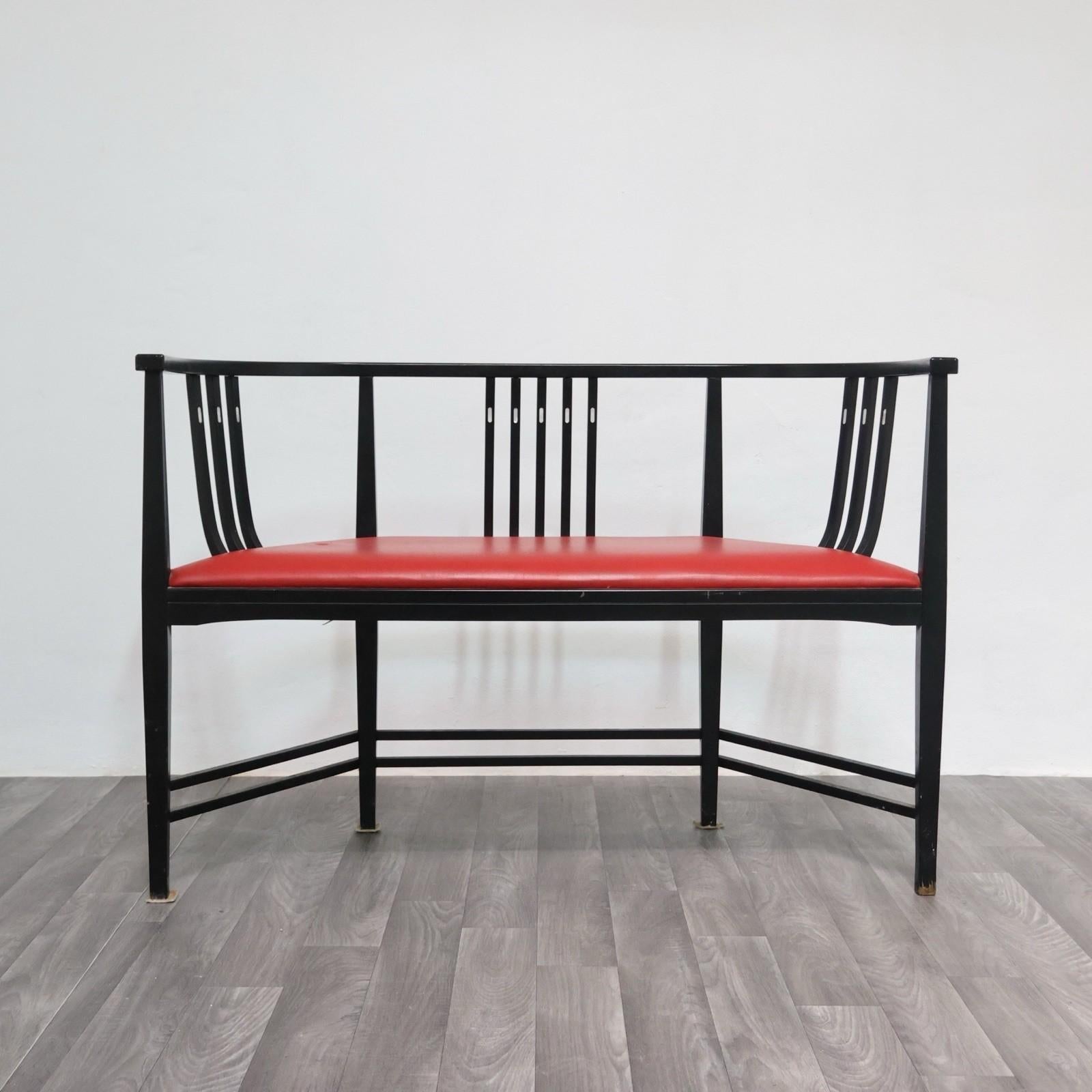 Divanetto postmoderno Ernest Archibald Taylor Style 1980’s Design Modernariato.

Struttura interamente in legno, dettagli in madreperla, seduta rivestita in pelle di colore colore rosso.

Articolo è in buone condizioni conservative, non vi è alcun