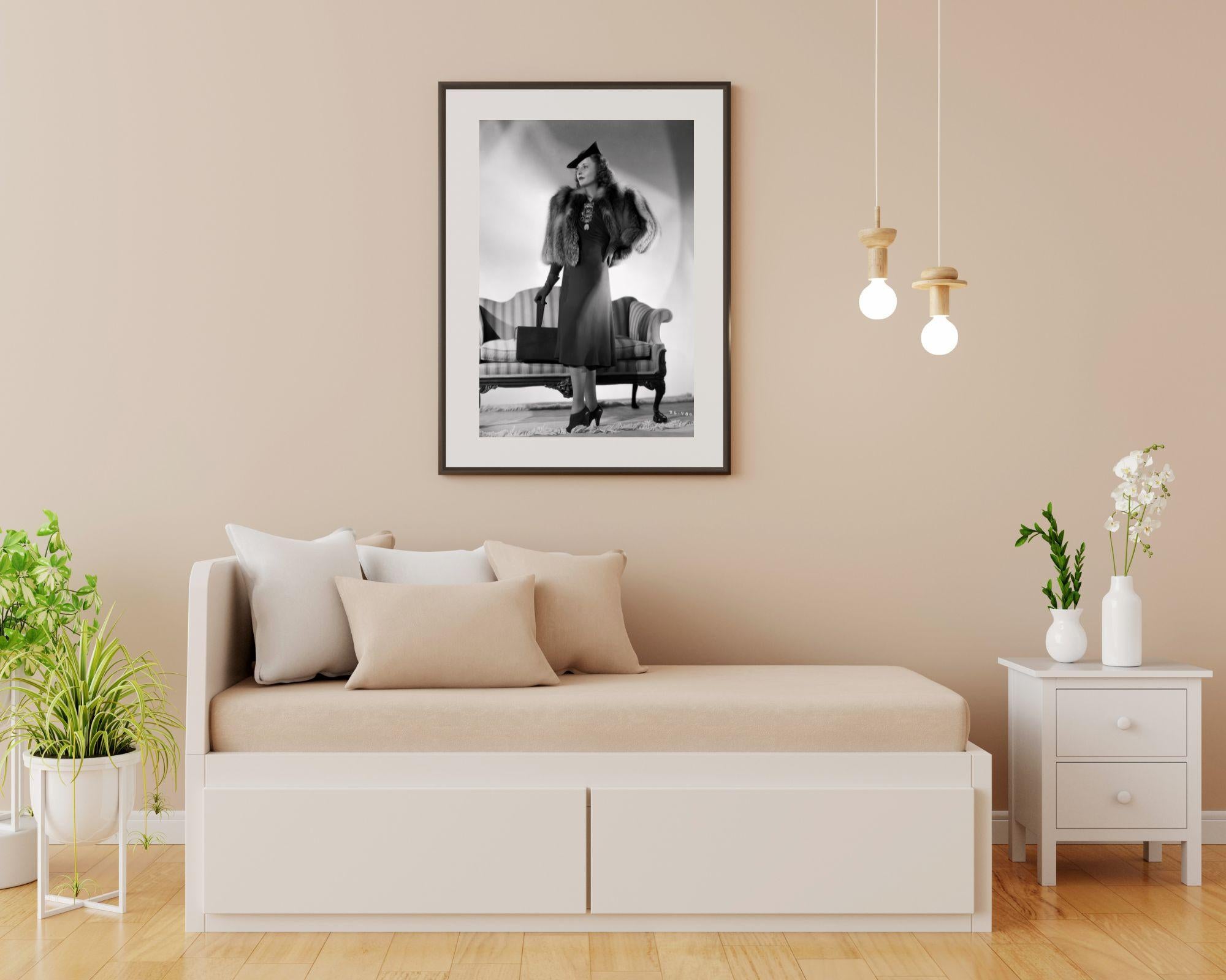 Barbara Stanwyck in Pelz Stola – Photograph von Ernest Bachrach