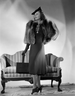 Barbara Stanwyck con una stola di pelliccia