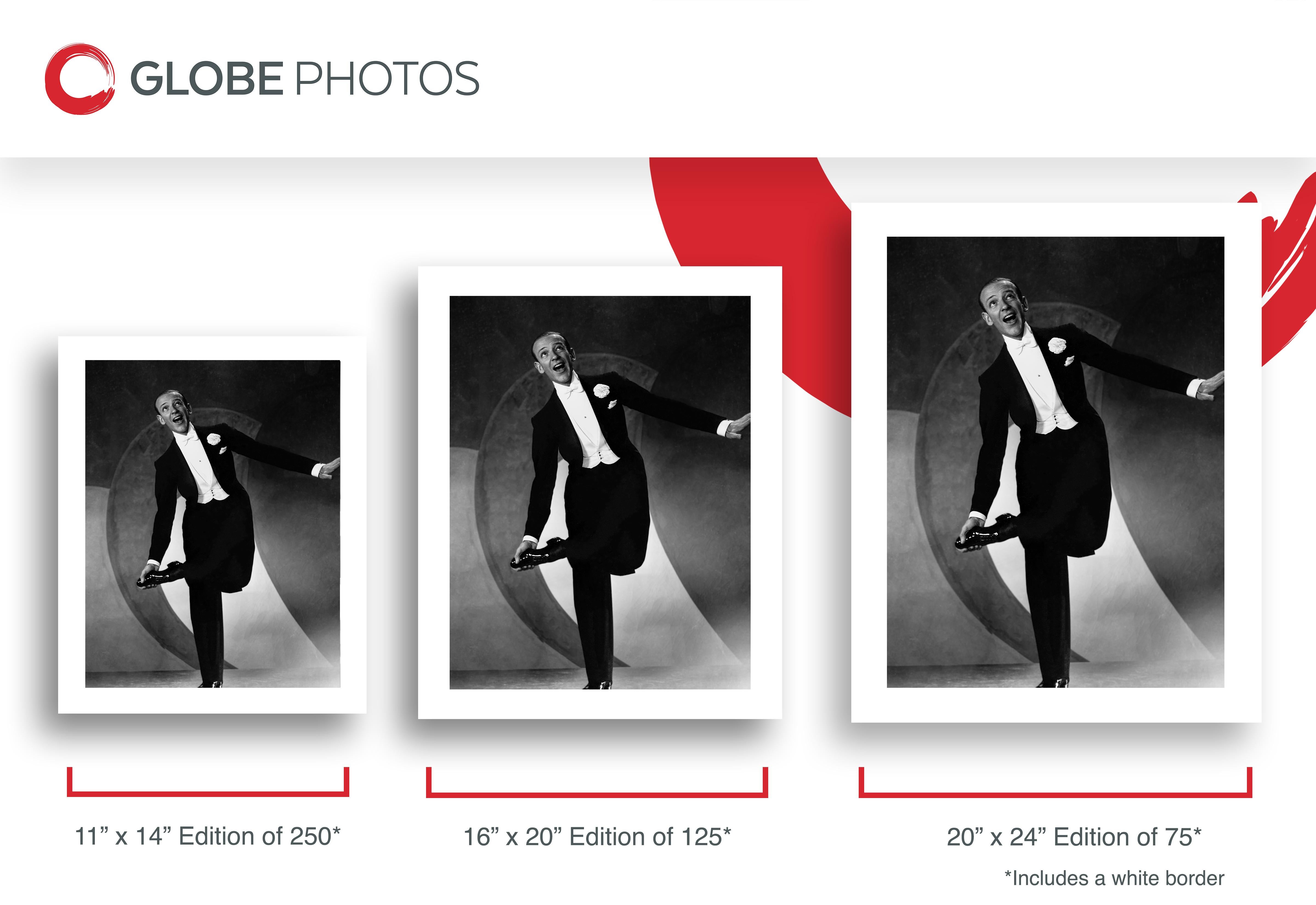 Fred Astaire dansant au Studio - Contemporain Photograph par Ernest Bachrach