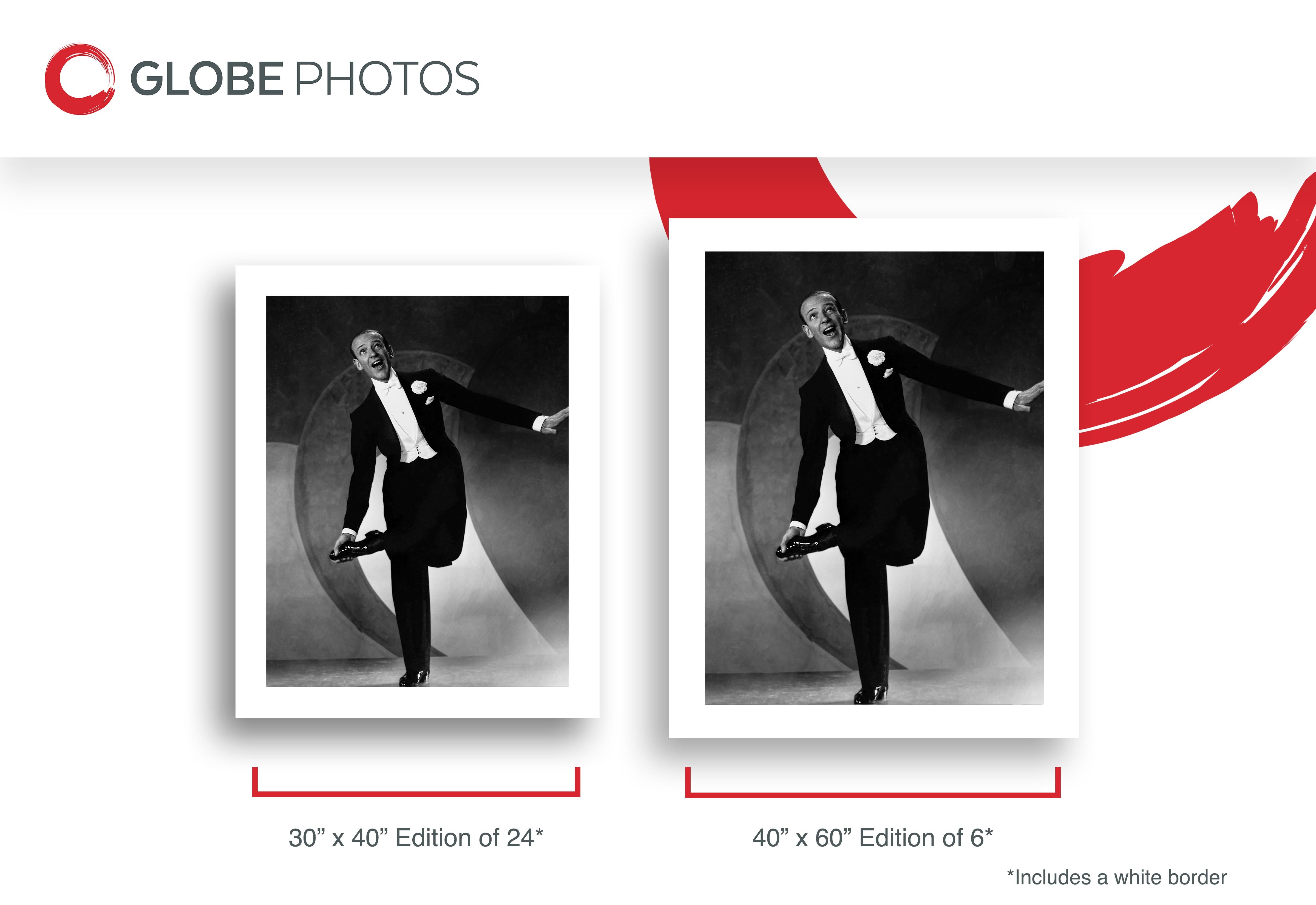 Fred Astaire dansant au Studio - Noir Portrait Photograph par Ernest Bachrach