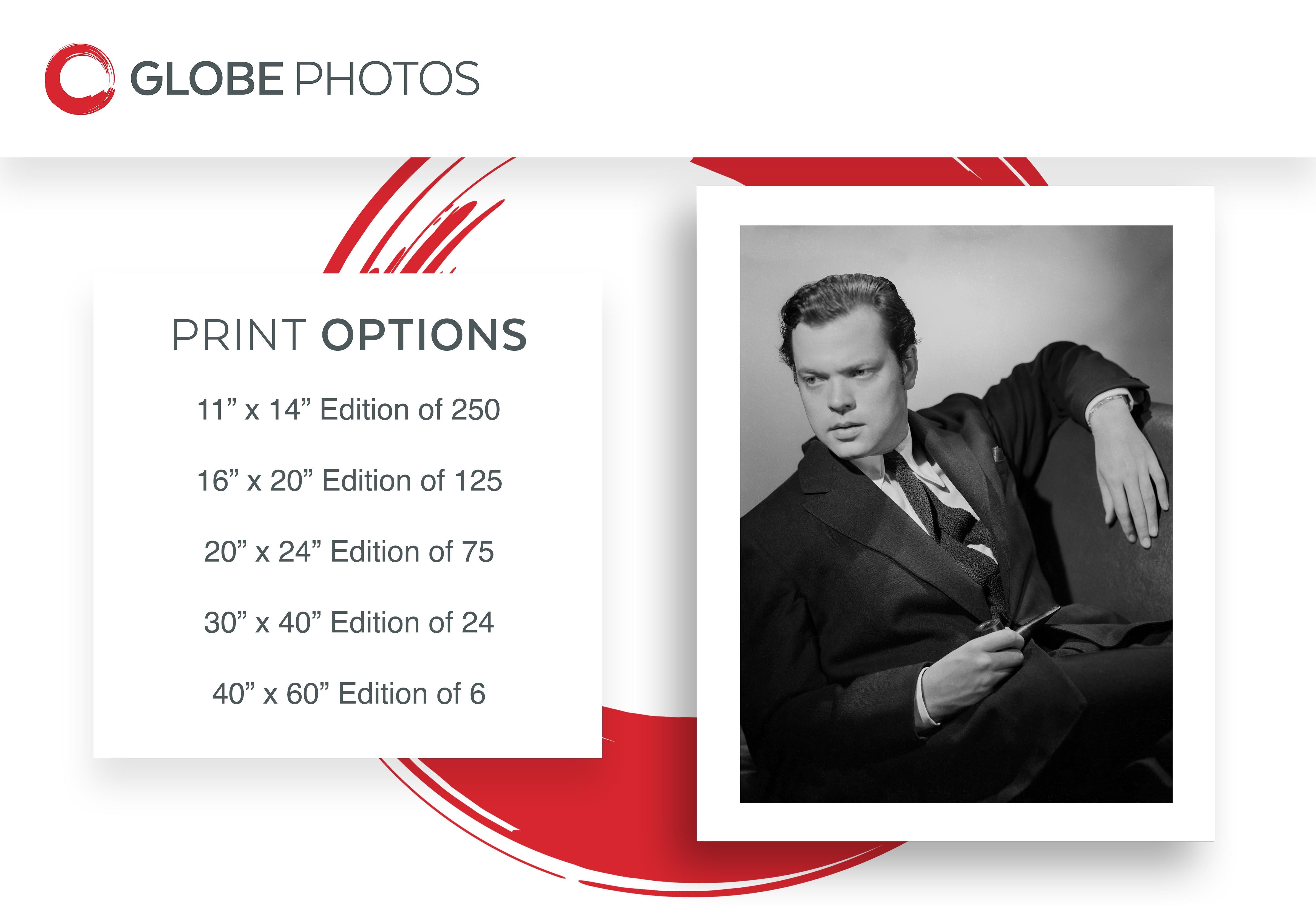 Orson & Welles appoggiato allo Studio A - Photograph di Ernest Bachrach