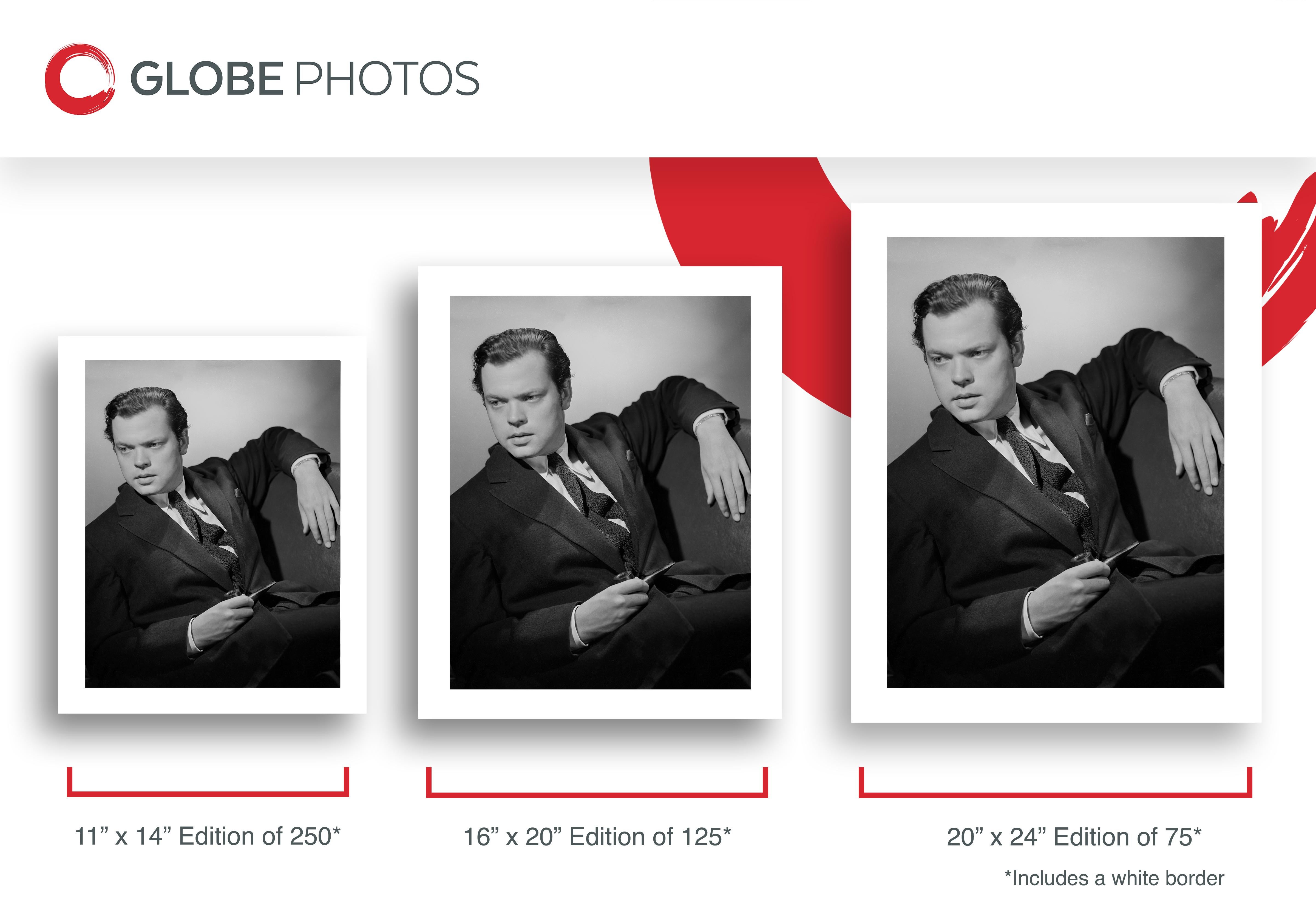 Orson & Welles appoggiato allo Studio A - Photograph Contemporaneo di Ernest Bachrach