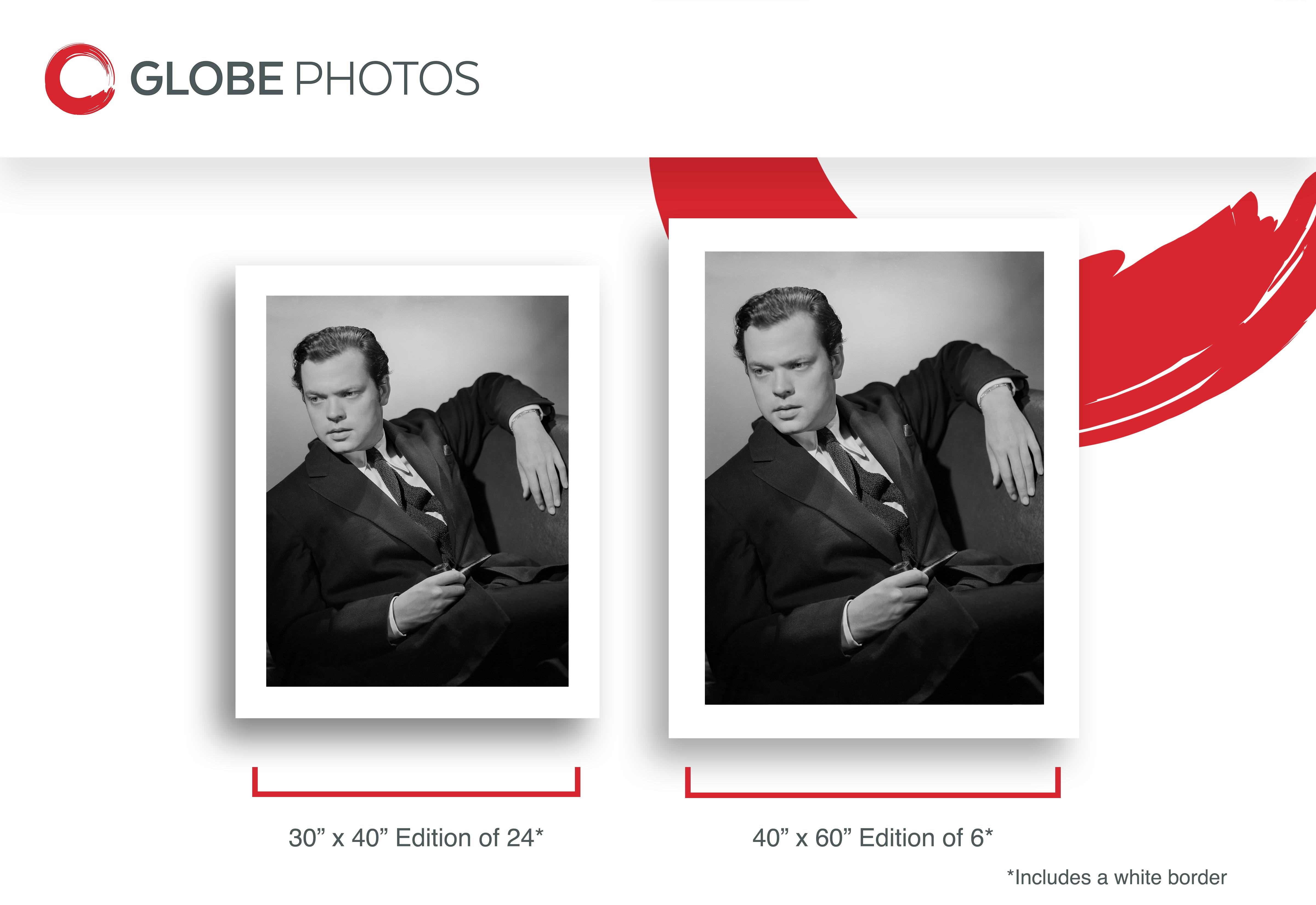 Orson & Welles appoggiato allo Studio A - Black and White Photograph Nero di Ernest Bachrach