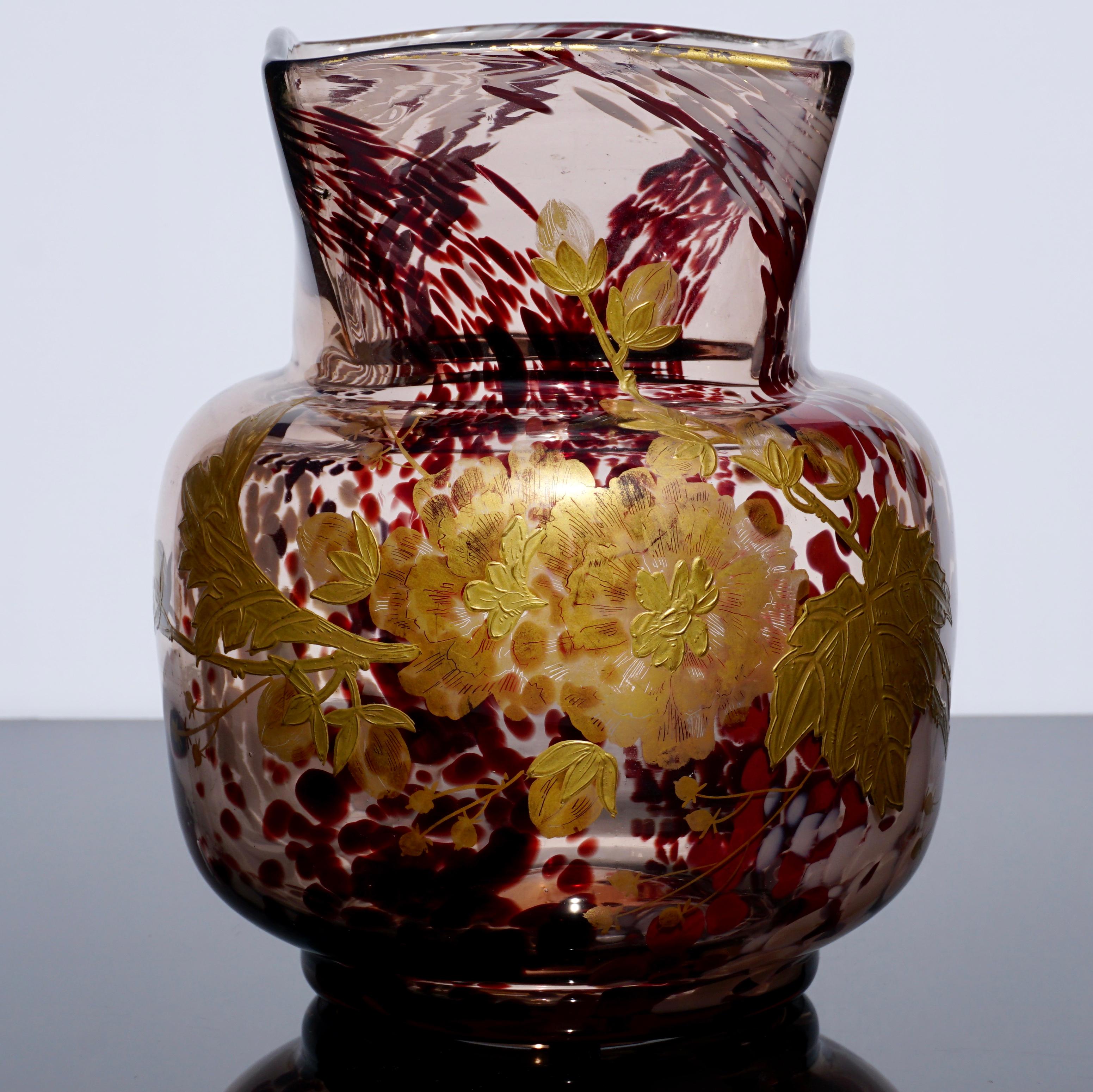 Ces vases sont des joyaux cachés dans le monde du verre d'art car ils ne sont jamais signés. Réalisé par Earnst Leveille en collaboration avec Eugène Rouseau à Paris, vers 1900 ; ce vase en verre soufflé avec des inclusions tachetées sur du blanc